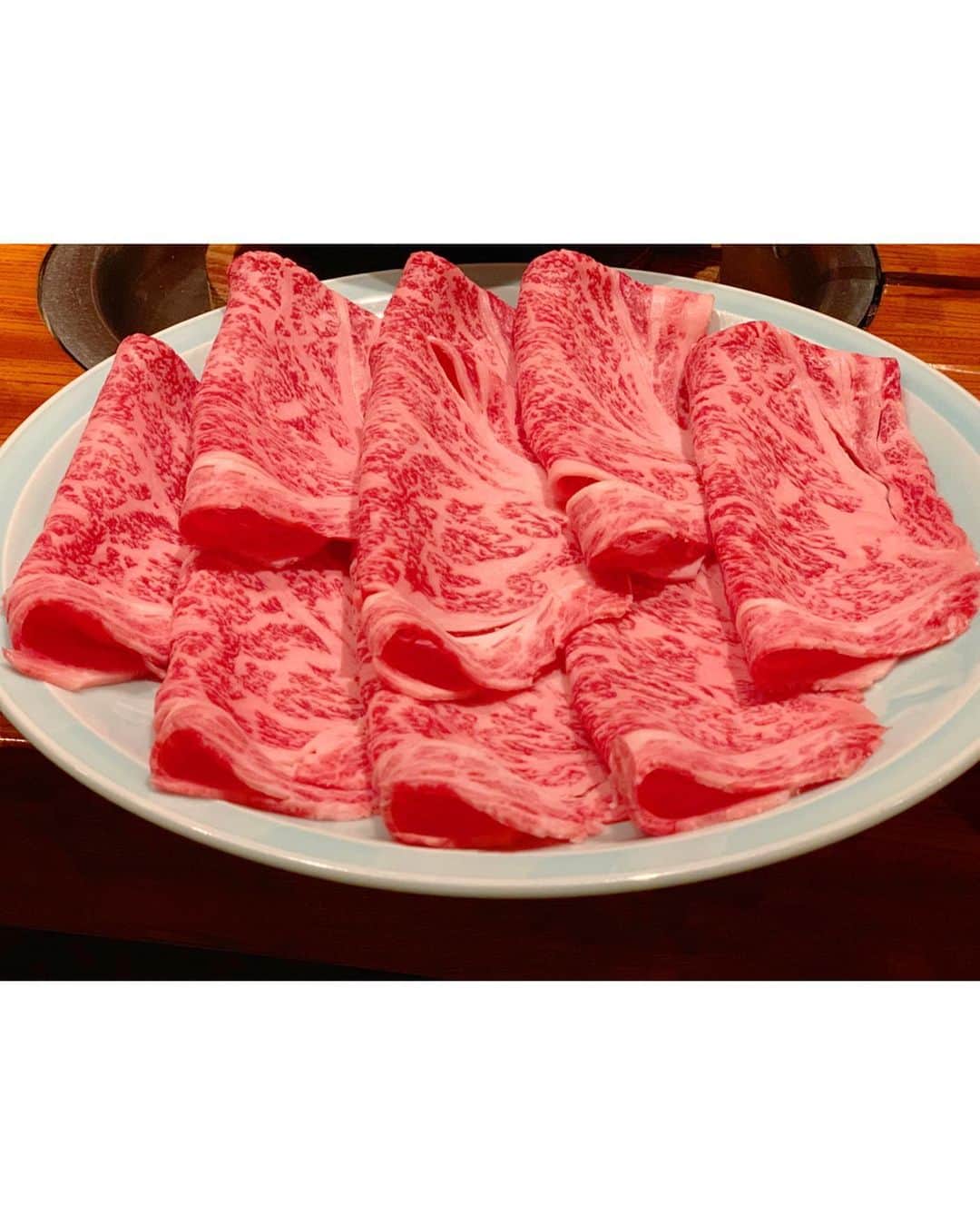 沢井里奈さんのインスタグラム写真 - (沢井里奈Instagram)「♡ . 昨日オンエアだったFMAICHI ｢FOOD STYLE NAVIGATION｣で スギモト本店さんに行って来ました🌹🌸 . お肉の大きさにびっくりしましたし、 とっても柔らかくて甘くて、 最高に美味しかったです🥺🥺🥺❤️ . 2階はレストランで、 1階ではお肉を買う事も出来るそうです☺️💓💓 . 杉本社長と📷✨ . radikoで一週間聴けますので ぜひチェックして下さい📻💕💕 . #fmaichi #radio #instafood #instalove #instagood #instagramjapan #japanesegirl #girls #fm愛知 #スギモト #スギモト本店 #杉本達哉 さん #すき焼き #しゃぶしゃぶ #さわーグルメ #沢井里奈」1月2日 17時59分 - sawairina