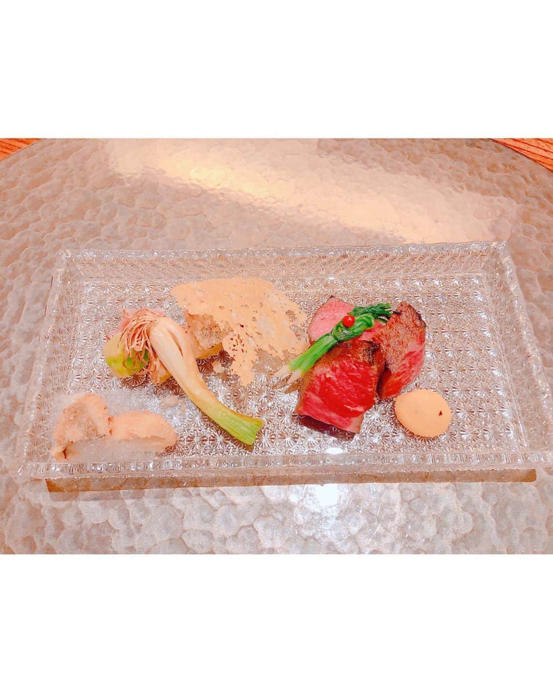 沢井里奈さんのインスタグラム写真 - (沢井里奈Instagram)「♡ . 昨日オンエアだったFMAICHI ｢FOOD STYLE NAVIGATION｣で スギモト本店さんに行って来ました🌹🌸 . お肉の大きさにびっくりしましたし、 とっても柔らかくて甘くて、 最高に美味しかったです🥺🥺🥺❤️ . 2階はレストランで、 1階ではお肉を買う事も出来るそうです☺️💓💓 . 杉本社長と📷✨ . radikoで一週間聴けますので ぜひチェックして下さい📻💕💕 . #fmaichi #radio #instafood #instalove #instagood #instagramjapan #japanesegirl #girls #fm愛知 #スギモト #スギモト本店 #杉本達哉 さん #すき焼き #しゃぶしゃぶ #さわーグルメ #沢井里奈」1月2日 17時59分 - sawairina