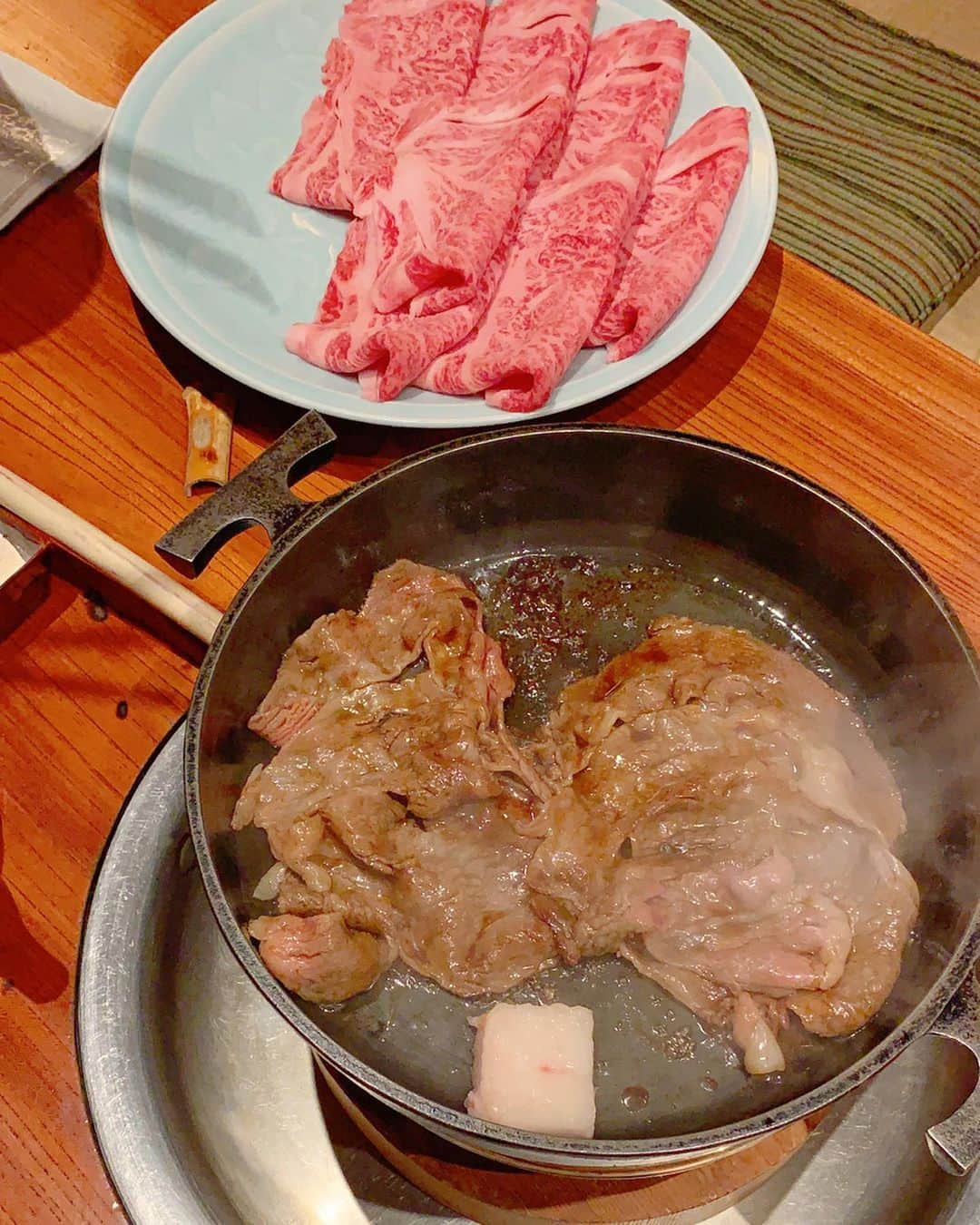 沢井里奈さんのインスタグラム写真 - (沢井里奈Instagram)「♡ . 昨日オンエアだったFMAICHI ｢FOOD STYLE NAVIGATION｣で スギモト本店さんに行って来ました🌹🌸 . お肉の大きさにびっくりしましたし、 とっても柔らかくて甘くて、 最高に美味しかったです🥺🥺🥺❤️ . 2階はレストランで、 1階ではお肉を買う事も出来るそうです☺️💓💓 . 杉本社長と📷✨ . radikoで一週間聴けますので ぜひチェックして下さい📻💕💕 . #fmaichi #radio #instafood #instalove #instagood #instagramjapan #japanesegirl #girls #fm愛知 #スギモト #スギモト本店 #杉本達哉 さん #すき焼き #しゃぶしゃぶ #さわーグルメ #沢井里奈」1月2日 17時59分 - sawairina