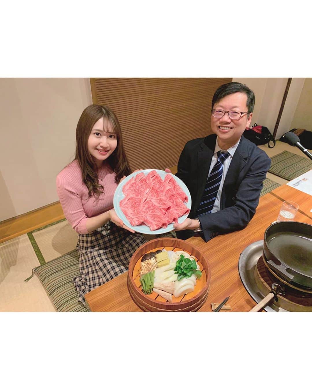 沢井里奈さんのインスタグラム写真 - (沢井里奈Instagram)「♡ . 昨日オンエアだったFMAICHI ｢FOOD STYLE NAVIGATION｣で スギモト本店さんに行って来ました🌹🌸 . お肉の大きさにびっくりしましたし、 とっても柔らかくて甘くて、 最高に美味しかったです🥺🥺🥺❤️ . 2階はレストランで、 1階ではお肉を買う事も出来るそうです☺️💓💓 . 杉本社長と📷✨ . radikoで一週間聴けますので ぜひチェックして下さい📻💕💕 . #fmaichi #radio #instafood #instalove #instagood #instagramjapan #japanesegirl #girls #fm愛知 #スギモト #スギモト本店 #杉本達哉 さん #すき焼き #しゃぶしゃぶ #さわーグルメ #沢井里奈」1月2日 17時59分 - sawairina