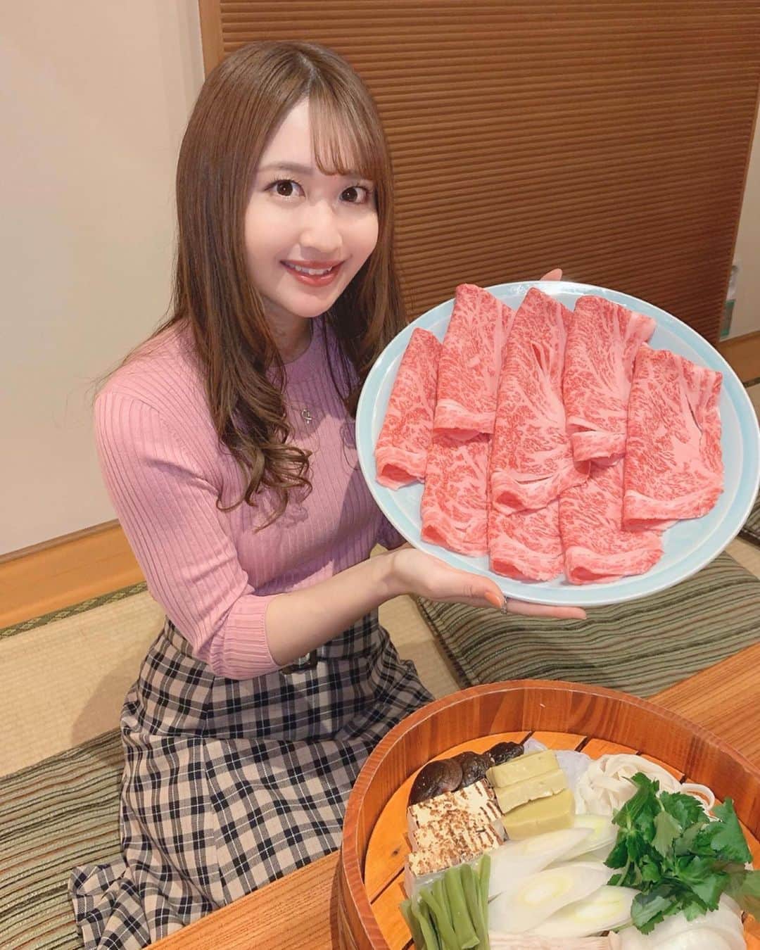 沢井里奈さんのインスタグラム写真 - (沢井里奈Instagram)「♡ . 昨日オンエアだったFMAICHI ｢FOOD STYLE NAVIGATION｣で スギモト本店さんに行って来ました🌹🌸 . お肉の大きさにびっくりしましたし、 とっても柔らかくて甘くて、 最高に美味しかったです🥺🥺🥺❤️ . 2階はレストランで、 1階ではお肉を買う事も出来るそうです☺️💓💓 . 杉本社長と📷✨ . radikoで一週間聴けますので ぜひチェックして下さい📻💕💕 . #fmaichi #radio #instafood #instalove #instagood #instagramjapan #japanesegirl #girls #fm愛知 #スギモト #スギモト本店 #杉本達哉 さん #すき焼き #しゃぶしゃぶ #さわーグルメ #沢井里奈」1月2日 17時59分 - sawairina