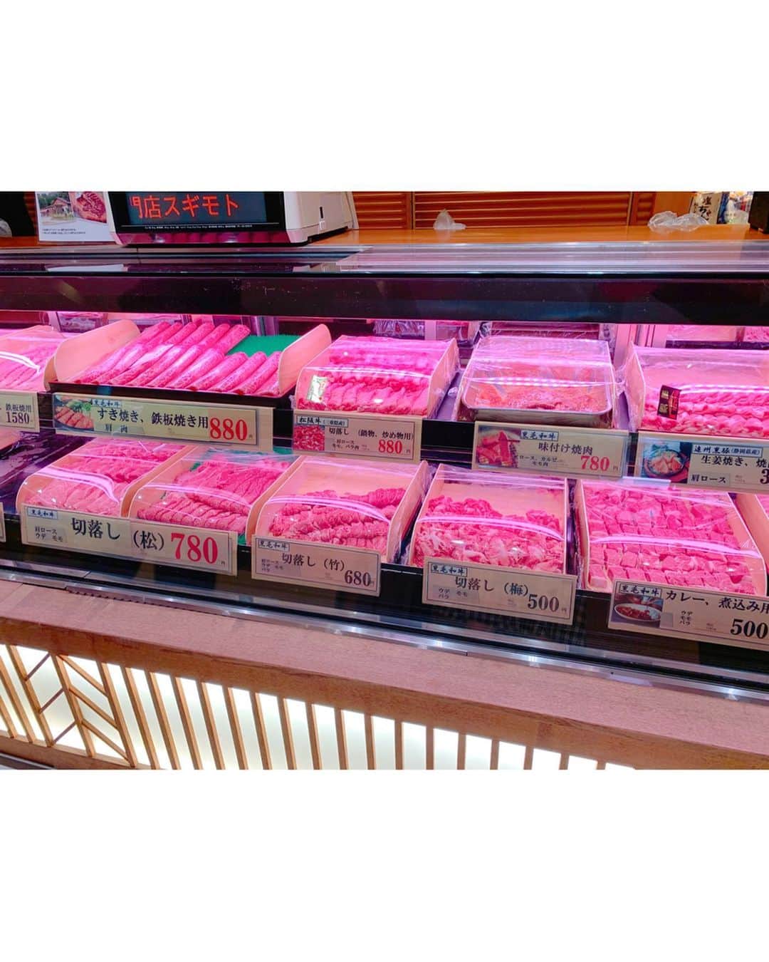 沢井里奈さんのインスタグラム写真 - (沢井里奈Instagram)「♡ . 昨日オンエアだったFMAICHI ｢FOOD STYLE NAVIGATION｣で スギモト本店さんに行って来ました🌹🌸 . お肉の大きさにびっくりしましたし、 とっても柔らかくて甘くて、 最高に美味しかったです🥺🥺🥺❤️ . 2階はレストランで、 1階ではお肉を買う事も出来るそうです☺️💓💓 . 杉本社長と📷✨ . radikoで一週間聴けますので ぜひチェックして下さい📻💕💕 . #fmaichi #radio #instafood #instalove #instagood #instagramjapan #japanesegirl #girls #fm愛知 #スギモト #スギモト本店 #杉本達哉 さん #すき焼き #しゃぶしゃぶ #さわーグルメ #沢井里奈」1月2日 17時59分 - sawairina