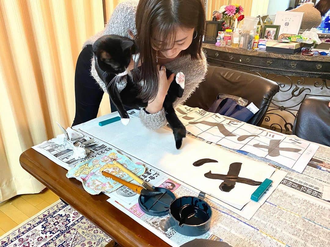 大伴理奈さんのインスタグラム写真 - (大伴理奈Instagram)「_ あけましておめでとうございます🎍🌅 今年はやりたいこと 挑戦したいことに どんどん突き進んでいきたいです。 今年もどうぞよろしくお願いします☺️🤝 そんな今日はぽん太の尻尾で 習字をしました🖌(嘘)  #2020  #姪っ子の習字 #邪魔するオバと猫」1月2日 17時59分 - rina_otomo