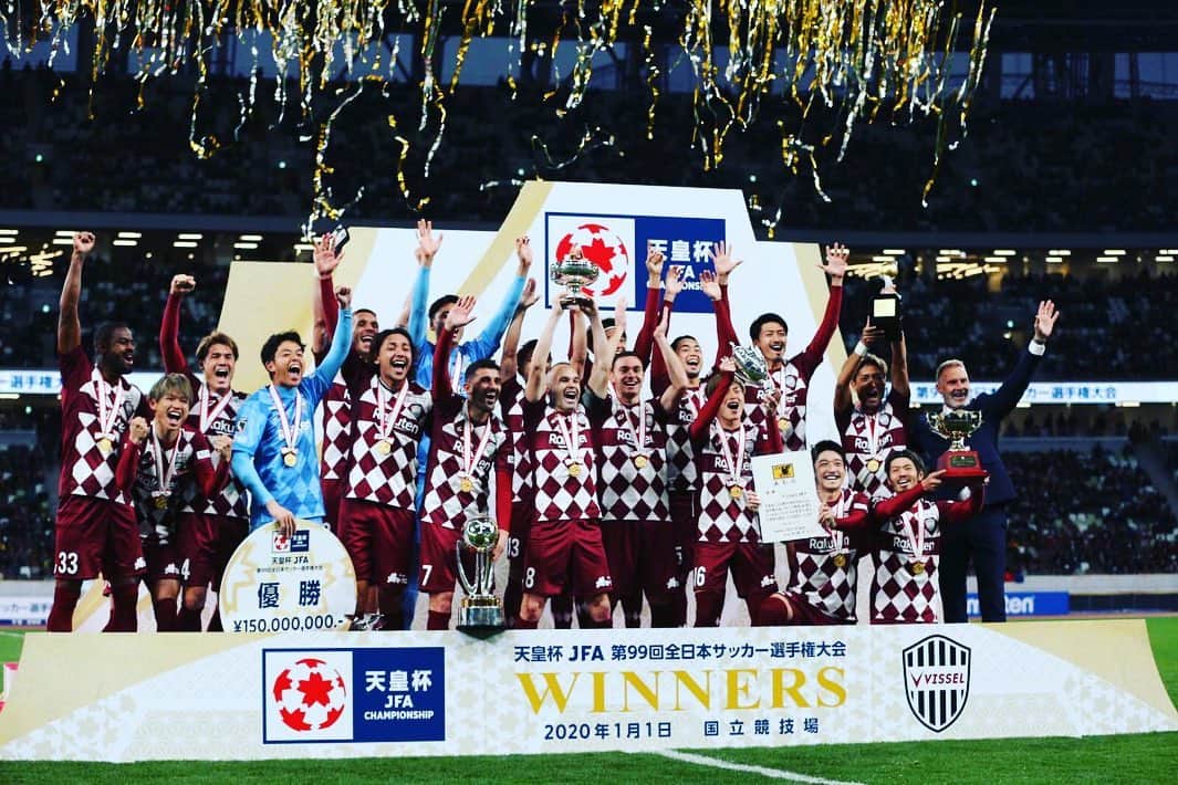 大崎玲央さんのインスタグラム写真 - (大崎玲央Instagram)「2020 天皇杯優勝！ 神戸初タイトル！俺も初タイトル！ 一年間熱い応援を送り続けてくれたサポーターの皆様、ありがとうございました。 決勝のコレオは痺れました。 神戸に関わるすべての人達で勝ち取ったタイトルです！ グレートだぜ！  2020 Emperor's Cup Champions‼︎ Happy to be a part of this team.  #ヴィッセル神戸 #visselkobe #wearekobe #天皇杯 #新国立競技場 #tokyoolympicstadium #グレートだぜ」1月2日 18時09分 - leo.osaki