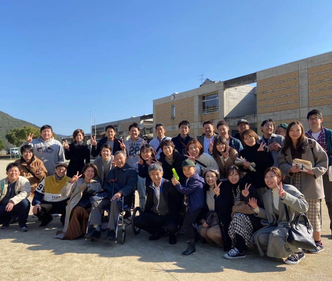 のインスタグラム：「・ ・ 2000念卒業の湯浦小学校同窓会に参加してきました🥰 ・ ・ まずは皆んなで埋めたタイムカプセルを掘り掘り。。。 ・ ・ 『今の社会』について書いた文が、今と変わらない気がして悲しい気持ちになりました😢 ・ ・ あと小学生のときは、小学校の先生になりたかったらしい（笑） ・ ・ みんな元気で、みんな当たり前だけど大人になってて嬉しかったです🧡！ ・ ・ 帰る地元があるって幸せ。 ・ ・ また会おうね💓 ・ ・ #湯浦小学校 #2000年卒業生 #地元 #同窓会」