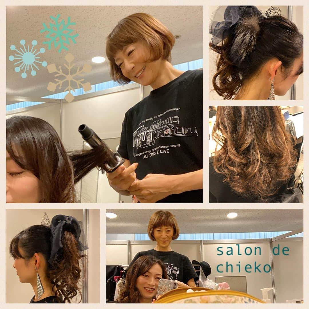 松本英子のインスタグラム：「年末LIVEで実は... 毎回バイオリンの金原千恵子大先生にヘアアレンジして頂いてました〜😍 私のヘアアイロン使いが下手過ぎて💦💦 見かねた先輩が貴重なお時間を割いて下さっての巻き巻き✨✨✨ しかも普段腕に付けてるアクセをヘッドドレスにアレンジ〜 めちゃめちゃ器用な上にセンスが半端ないっす💫  こんな素敵な女性に、 私はなりたい😭  #ヘアアレンジ　#アップスタイル #金原千恵子　#salondechieko #リスペクトが止まらない　#最大級の感謝をこめて ❤️」