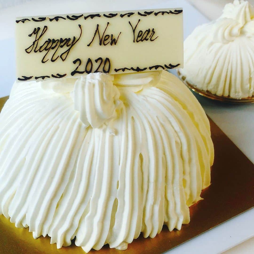 のインスタグラム：「🌰🇯🇵🎍 2020年マロンシャンティイ (新春モンブラン♪ ) ・ ・ パレスホテルのシグニチャー的な栗スイーツ🌰💓4号サイズ(直径12cmほど)のホールでお願いし、新年会へ持参♡右に写っているのが通常サイズです♡  @palacehoteltokyo ・ ・ →2枚め断面)ふわっと粗めの栗と上質な生クリームがたっぷり。 ・ ・ 栗のこの適度な粗さが、おいしさの秘密のひとつ♡ ・ ・ 食べた時に 栗と栗の間に生クリームが融合していくんです。おいしい〜🌰🌰🌰 ・ ・ パレスホテルは皇居の目前に建っています。新年一般参賀に行かれる方も多く華やかでとても賑わっていました🇯🇵 ・ ・ 2019年の和栗シーズンには3種のマロンシャンティイが販売されたり、クリスマスには特大サイズが作られたり。Instagramでも、いつも人気です。 ・ ・ お買い求めなさる時は予約されるのが良いかもです😊🌰✨ ・ ・ #マロンシャンティイ  #栗スイーツ#モンブラン#モンブラン巡り#和栗#和栗のモンブラン#栗#フランス栗#里井真由美#1級フードアナリスト里井真由美#さといいね#栗スイーツ#デパ地下#ホテルスイーツ#デパ地下スイーツ#ホテル#ありが糖運動#まゆログ#フードジャーナリスト里井真由美」