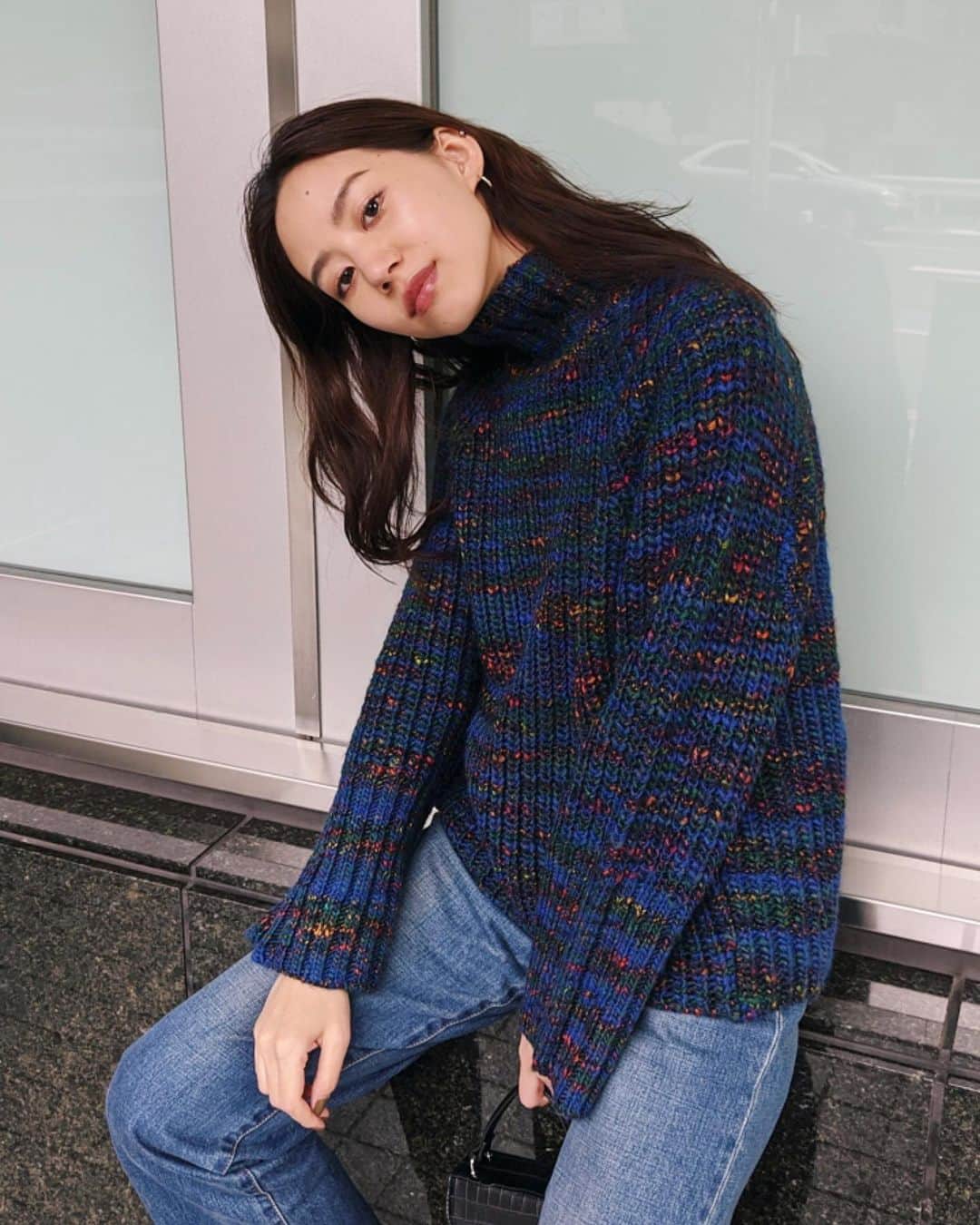 Shiho Sasakiのインスタグラム：「新年明けましておめでとうございます⛩ お正月はいかがお過ごしですか？🎍 セールもラストチャンス🙆‍♀️ 2月には春夏の立ち上げだけど ニットはなんだかんだ、まだまだ着るんだろうなぁ💭 #MOUSSY#MOUSSYSNAP#pixelで撮影#team_pixel#baroque_pixel」