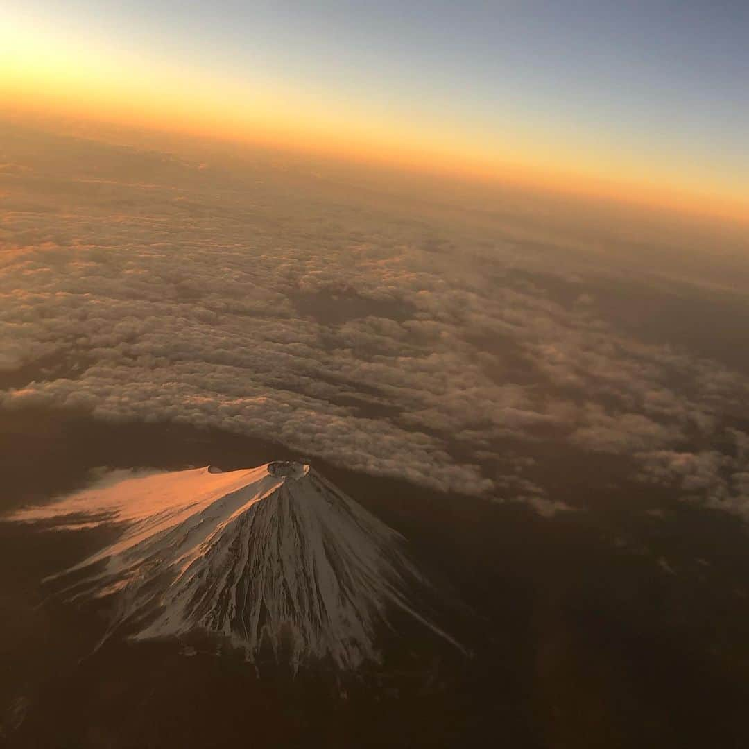 宮澤智さんのインスタグラム写真 - (宮澤智Instagram)「★ 今朝、祖父母のいる長崎に向かう飛行機から見えた朝日と富士山🗻 とても綺麗だったのでお裾分け‼︎✨ . ✈️🗻✨ #富士山」1月2日 9時25分 - tomo.miyazawa