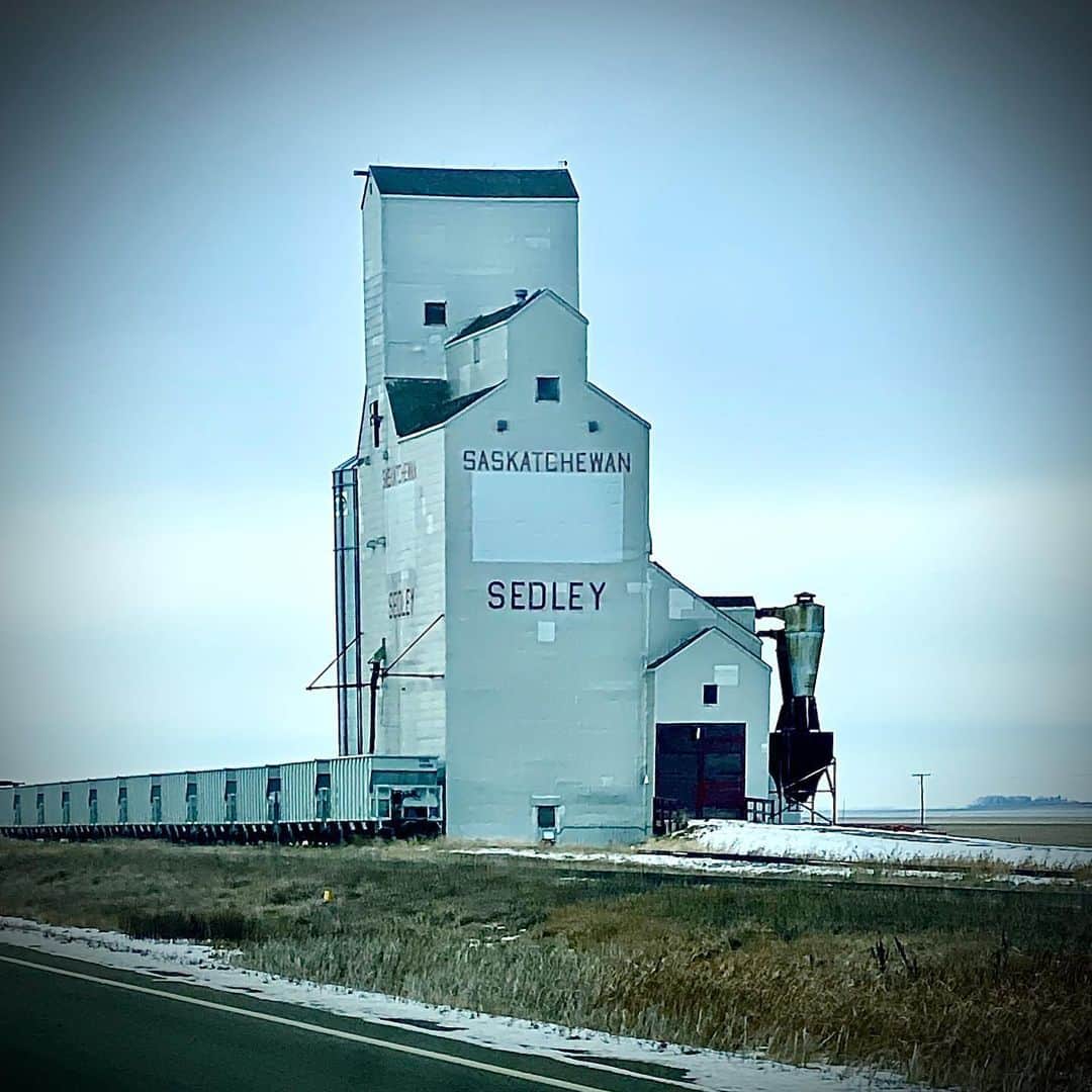 シェーン・ガラースさんのインスタグラム写真 - (シェーン・ガラースInstagram)「Happy New Year! The very best to you in 2020! Here’s some grain elevators and cool stuff I saw today on my trek across the Saskatchewan prairie from Estevan to Regina.」1月2日 9時22分 - shanegaalaasofficial
