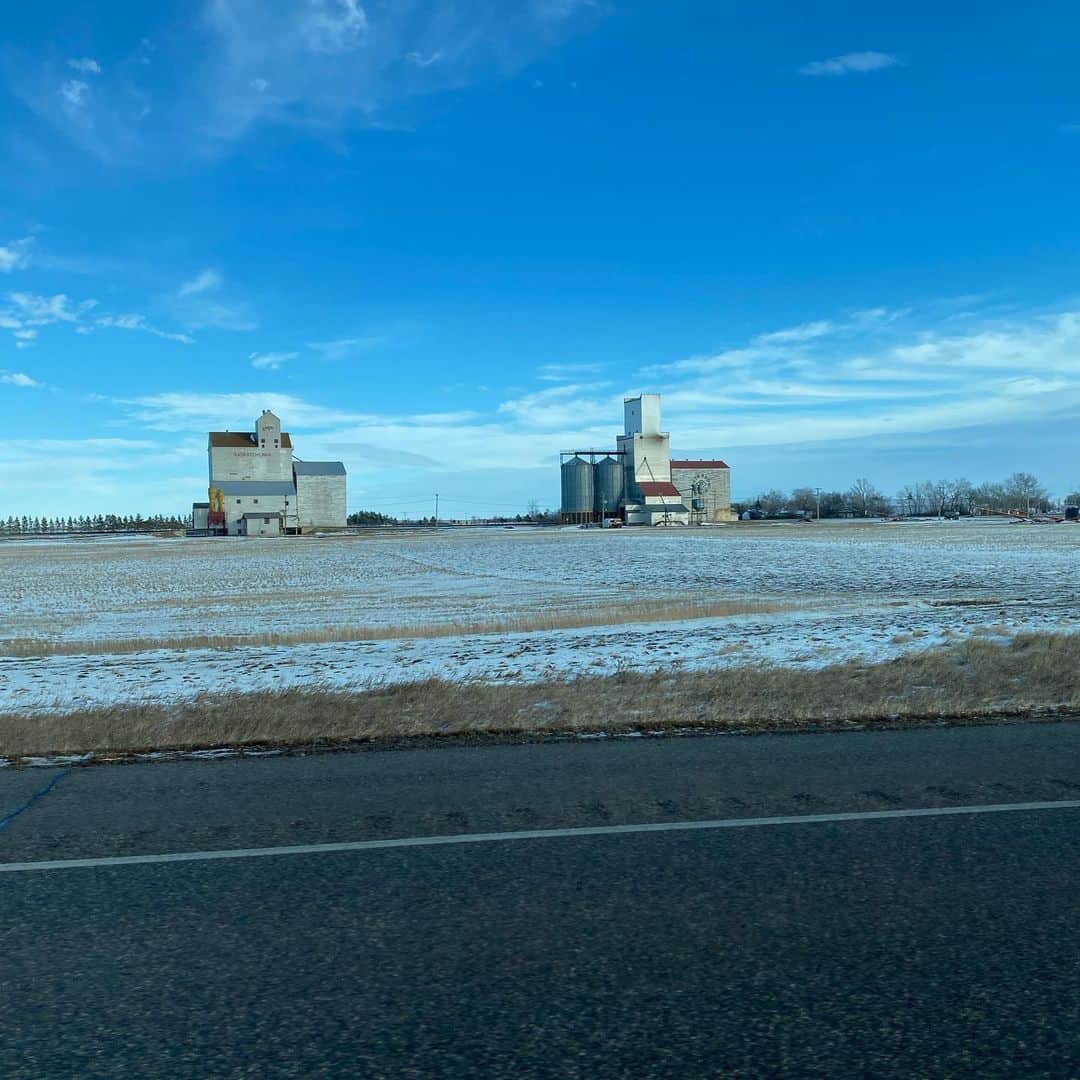 シェーン・ガラースさんのインスタグラム写真 - (シェーン・ガラースInstagram)「Happy New Year! The very best to you in 2020! Here’s some grain elevators and cool stuff I saw today on my trek across the Saskatchewan prairie from Estevan to Regina.」1月2日 9時22分 - shanegaalaasofficial