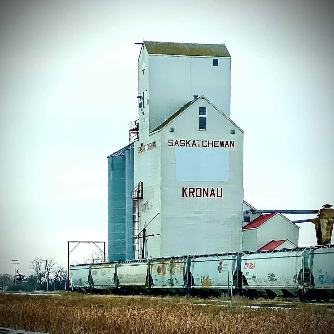 シェーン・ガラースさんのインスタグラム写真 - (シェーン・ガラースInstagram)「Happy New Year! The very best to you in 2020! Here’s some grain elevators and cool stuff I saw today on my trek across the Saskatchewan prairie from Estevan to Regina.」1月2日 9時22分 - shanegaalaasofficial