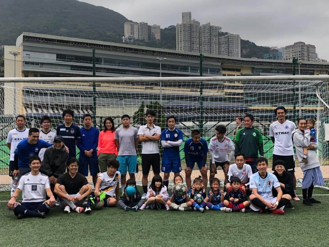 のインスタグラム：「香港滞在記#145 明けましておめでとうございます。 人生初の元旦初蹴り⚽️ 香港の仲間達と楽しい元旦を過ごすことが出来ました。  今年もよろしくお願い致します。 #香港滞在記#香港#元旦#初蹴り #人生初#サッカー #hongkong#hk#newyear #soccer#football#friend#japan」