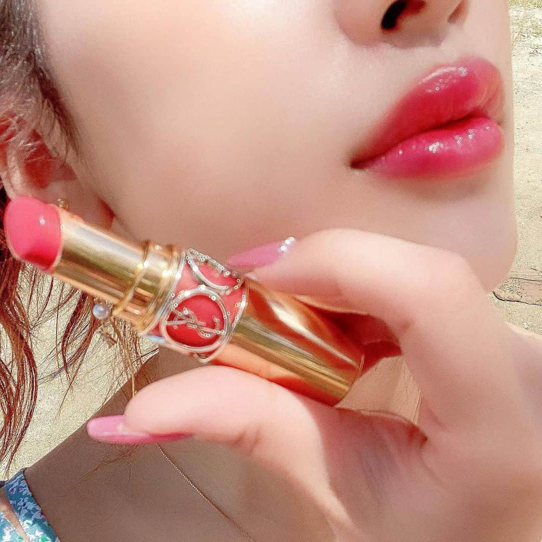 坂本マリアさんのインスタグラム写真 - (坂本マリアInstagram)「南国にきたら必ず持っていくリップ💋🌴 ・ @yslbeauty #rougevolupteshine #ルージュボリュプテシャイン  の　#16 💄 ・ コーラル系で、かなり使いやすい色味✌️イエベ、ブルベ関係なく使えます🥰 ・ #マリアメイク　#リップ　#オススメ　#海外メイク　#リップメイク　#コーラルリップ #オレンジピンクリップ #メイク　#メイクアップ　#美容　#美意識　#メイク好き　#イエベ#ブルベ　#followme」1月2日 9時28分 - sakamoto_maria