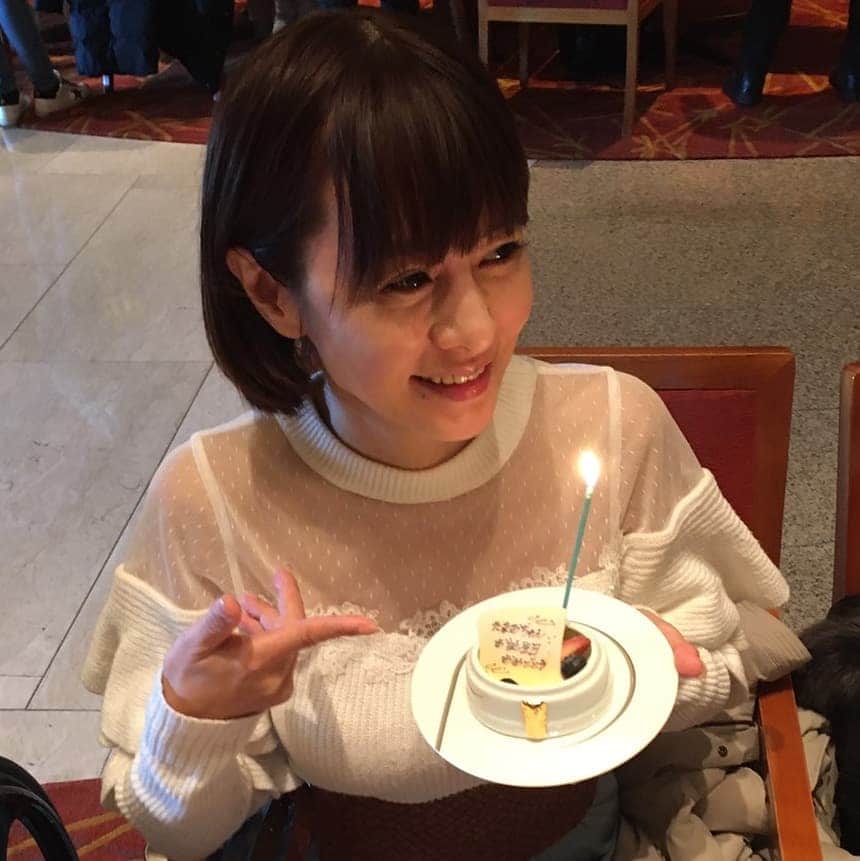 さとう珠緒さんのインスタグラム写真 - (さとう珠緒Instagram)「明けましておめでとうございます🎉✨😆✨いつも見てくださる方々、イイね、コメント本当にありがとうございます😆  今年も皆さまにとって素晴らしい一年になりますように🌈  昨日はペニンシュラで多美さんファミリーにお誕生日をお祝いしていただきました🎁🎂 りこポリス👮‍♀️レーサー青木琢磨さんも 🚕  感謝💕  また一つ歳をとりました✨マイペースに頑張りますので何卒応援よろしくお願いします✨✨✨ みなさま良いお正月を～🌈 #ペニンシュラ #アフタヌーンティー #お誕生日 #ありがとうございました #元旦 #多美さんファミリーに癒されました」1月2日 9時32分 - tamao_satoh