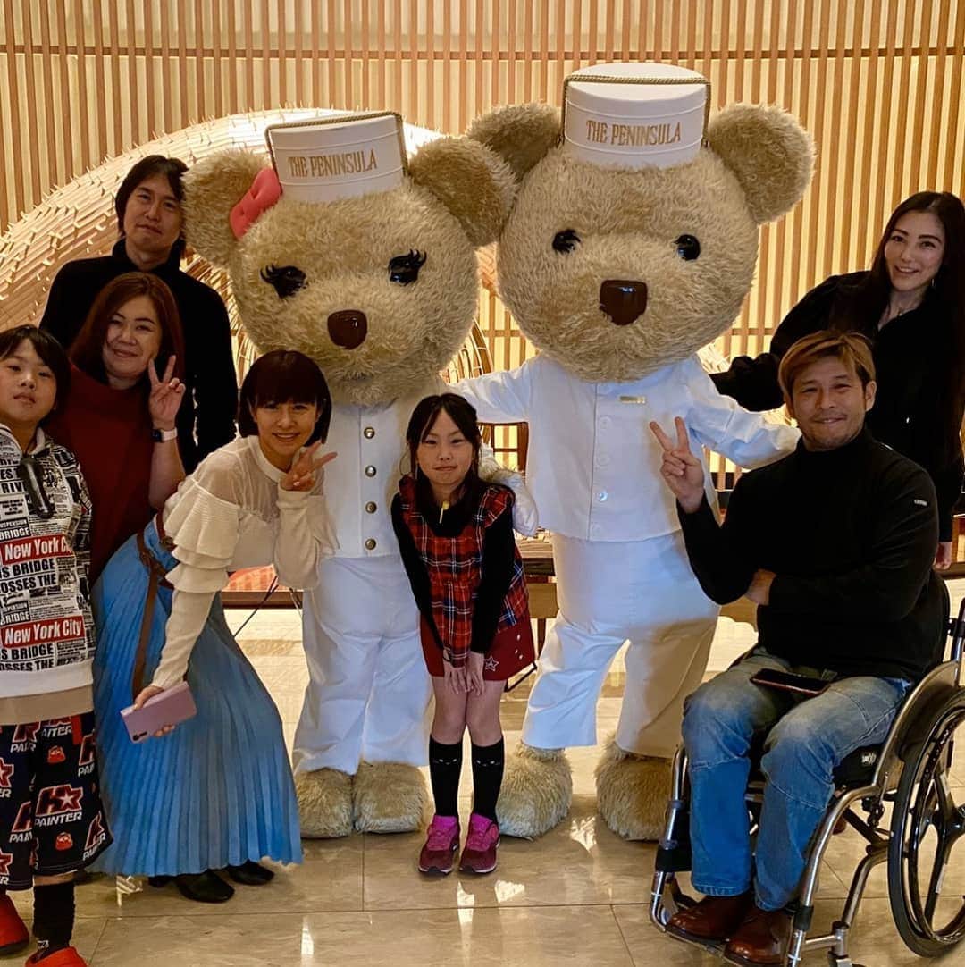 さとう珠緒さんのインスタグラム写真 - (さとう珠緒Instagram)「明けましておめでとうございます🎉✨😆✨いつも見てくださる方々、イイね、コメント本当にありがとうございます😆  今年も皆さまにとって素晴らしい一年になりますように🌈  昨日はペニンシュラで多美さんファミリーにお誕生日をお祝いしていただきました🎁🎂 りこポリス👮‍♀️レーサー青木琢磨さんも 🚕  感謝💕  また一つ歳をとりました✨マイペースに頑張りますので何卒応援よろしくお願いします✨✨✨ みなさま良いお正月を～🌈 #ペニンシュラ #アフタヌーンティー #お誕生日 #ありがとうございました #元旦 #多美さんファミリーに癒されました」1月2日 9時32分 - tamao_satoh