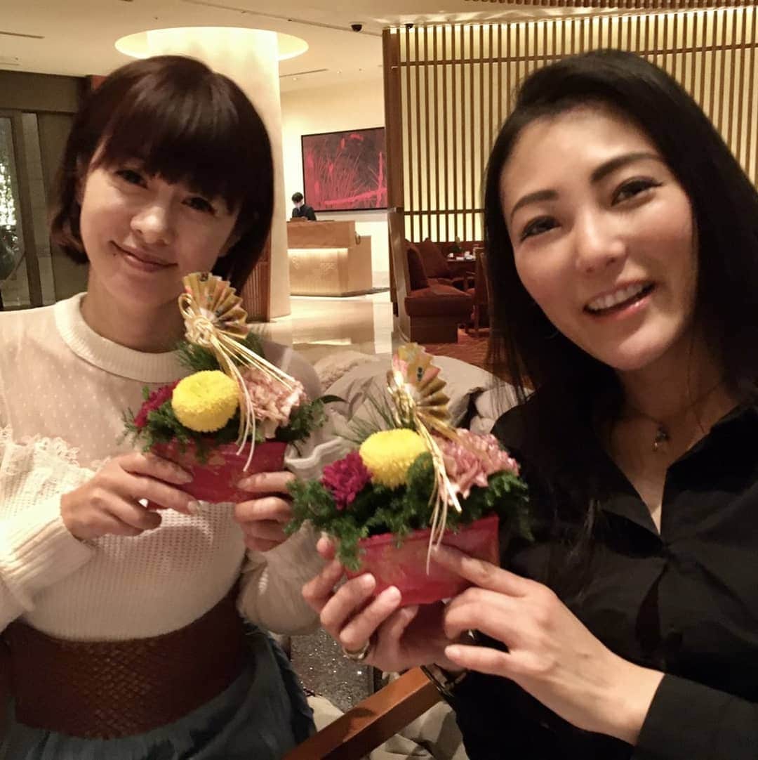 さとう珠緒さんのインスタグラム写真 - (さとう珠緒Instagram)「明けましておめでとうございます🎉✨😆✨いつも見てくださる方々、イイね、コメント本当にありがとうございます😆  今年も皆さまにとって素晴らしい一年になりますように🌈  昨日はペニンシュラで多美さんファミリーにお誕生日をお祝いしていただきました🎁🎂 りこポリス👮‍♀️レーサー青木琢磨さんも 🚕  感謝💕  また一つ歳をとりました✨マイペースに頑張りますので何卒応援よろしくお願いします✨✨✨ みなさま良いお正月を～🌈 #ペニンシュラ #アフタヌーンティー #お誕生日 #ありがとうございました #元旦 #多美さんファミリーに癒されました」1月2日 9時32分 - tamao_satoh