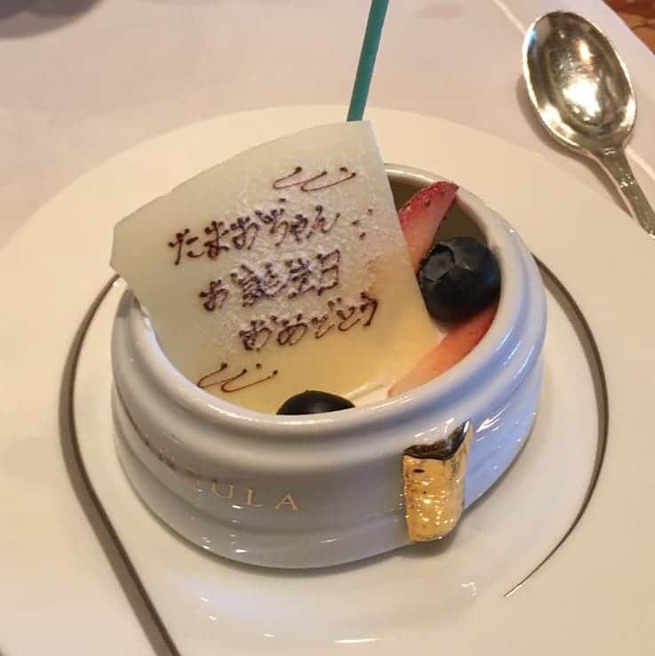 さとう珠緒さんのインスタグラム写真 - (さとう珠緒Instagram)「明けましておめでとうございます🎉✨😆✨いつも見てくださる方々、イイね、コメント本当にありがとうございます😆  今年も皆さまにとって素晴らしい一年になりますように🌈  昨日はペニンシュラで多美さんファミリーにお誕生日をお祝いしていただきました🎁🎂 りこポリス👮‍♀️レーサー青木琢磨さんも 🚕  感謝💕  また一つ歳をとりました✨マイペースに頑張りますので何卒応援よろしくお願いします✨✨✨ みなさま良いお正月を～🌈 #ペニンシュラ #アフタヌーンティー #お誕生日 #ありがとうございました #元旦 #多美さんファミリーに癒されました」1月2日 9時32分 - tamao_satoh