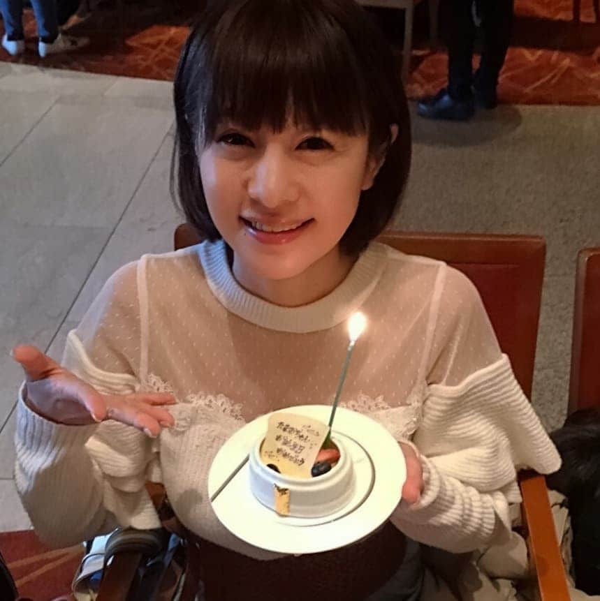 さとう珠緒さんのインスタグラム写真 - (さとう珠緒Instagram)「明けましておめでとうございます🎉✨😆✨いつも見てくださる方々、イイね、コメント本当にありがとうございます😆  今年も皆さまにとって素晴らしい一年になりますように🌈  昨日はペニンシュラで多美さんファミリーにお誕生日をお祝いしていただきました🎁🎂 りこポリス👮‍♀️レーサー青木琢磨さんも 🚕  感謝💕  また一つ歳をとりました✨マイペースに頑張りますので何卒応援よろしくお願いします✨✨✨ みなさま良いお正月を～🌈 #ペニンシュラ #アフタヌーンティー #お誕生日 #ありがとうございました #元旦 #多美さんファミリーに癒されました」1月2日 9時32分 - tamao_satoh