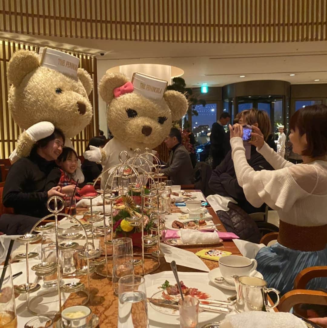 さとう珠緒さんのインスタグラム写真 - (さとう珠緒Instagram)「明けましておめでとうございます🎉✨😆✨いつも見てくださる方々、イイね、コメント本当にありがとうございます😆  今年も皆さまにとって素晴らしい一年になりますように🌈  昨日はペニンシュラで多美さんファミリーにお誕生日をお祝いしていただきました🎁🎂 りこポリス👮‍♀️レーサー青木琢磨さんも 🚕  感謝💕  また一つ歳をとりました✨マイペースに頑張りますので何卒応援よろしくお願いします✨✨✨ みなさま良いお正月を～🌈 #ペニンシュラ #アフタヌーンティー #お誕生日 #ありがとうございました #元旦 #多美さんファミリーに癒されました」1月2日 9時32分 - tamao_satoh