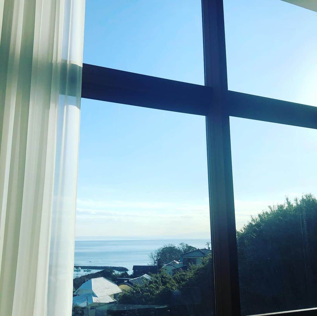 ひうらさとるのインスタグラム：「秋谷の友達の別荘アンドスタジオに来ております。 海が近くて気持ちいいー。」