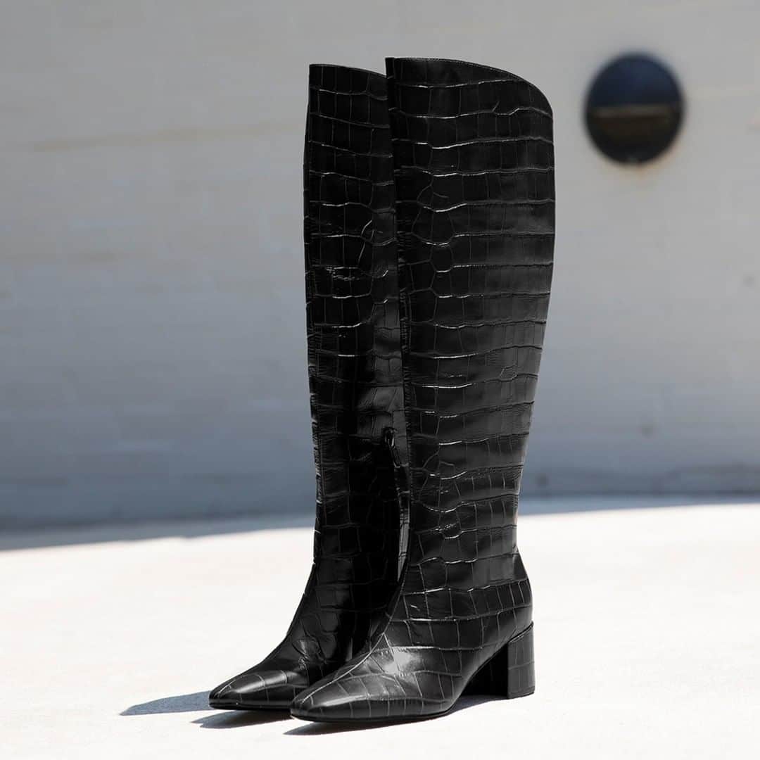 シガーソンモリソンのインスタグラム：「Croco embossed. Shop the Paislee at @bergdorfs #SigersonMorrison」