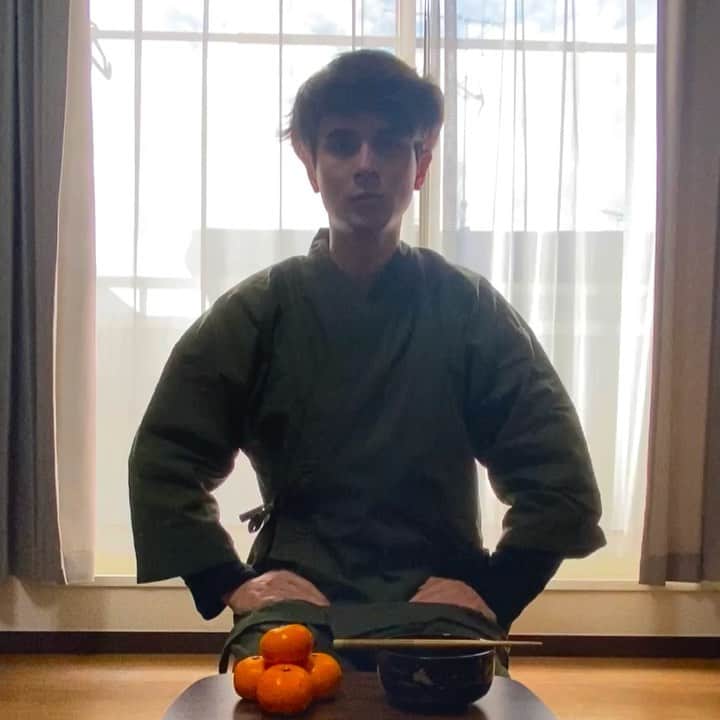 のインスタグラム：「新年、あけましておめでとうございます。 今年も何卒宜しくお願いします。 書き初めしようかと思ったけど大変なので今年の抱負は「更新」ということで、日々自分をupdateしていく、今までを超える、インスタも更新する(笑)とこちらでアピって置きます。 なのでそんな岡本をどうぞ今年もよろしくお願いします🙇🏻‍♂️ . Happy New Year! . #謹賀新年 #みかん #おしるこ #今年ってなにどし？」