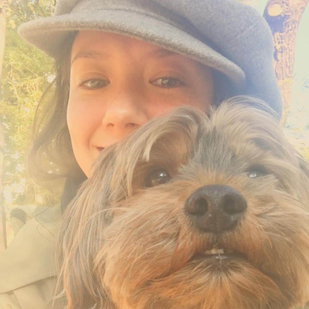 千葉アリサのインスタグラム：「✨2020✨ 明けましておめでとうございます🌅  昨年は、自分を大切にすることを 心身共に洗いざらい向き合うような 体験を通して気づき多しな年でした。  すべての道のりと　心に寄り添って下さった方々の支えのお陰様で　笑って2019年は幕を閉じれたこと、本当にありがとうございました😊  心にある陰にスポットをあてて認めて手放す段階を終えると陽と一つになっていた感動感覚！（失敗することも恥ずかしいこともあったけど　理解できて一皮二皮剥けたなら悔いなし！見守ってもらってた方々に感謝しかないっす）  いいも悪いもないのがありのままの意味なんやん🙆‍♀️ とか。何者かを思い出した！かのような清々しさと 溢れる愛に包まれて　2020年の幕開けは、わくわく！ 見て触れて感じてきたことを信じて　好きにやるぜ✨ な気持ち満々です🦋  みなさまにとって　ご多幸な一年となりますように✨  本年もどうぞよろしくお願い致します🎊  #happynewyear #2020 #いつもどんな時もありがとう」