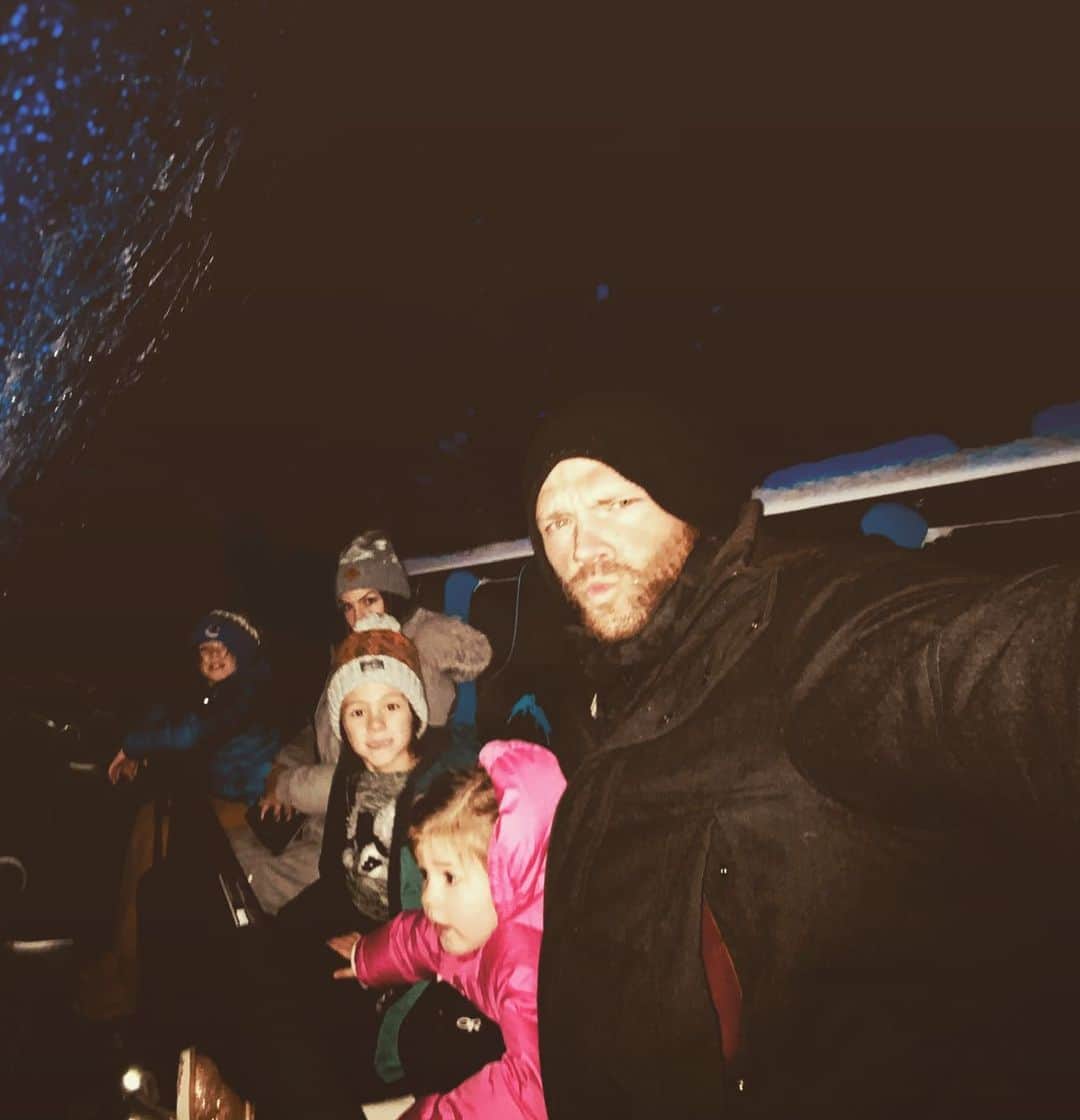 ジャレッド・パダレッキのインスタグラム：「Seasons greetings and Happy New DECADE from the Padalecki Clan!! Hope y’all had a super time! (While keeping it natural, of course) @nowandgen #happyholidays #happynewyear #spnfamily」