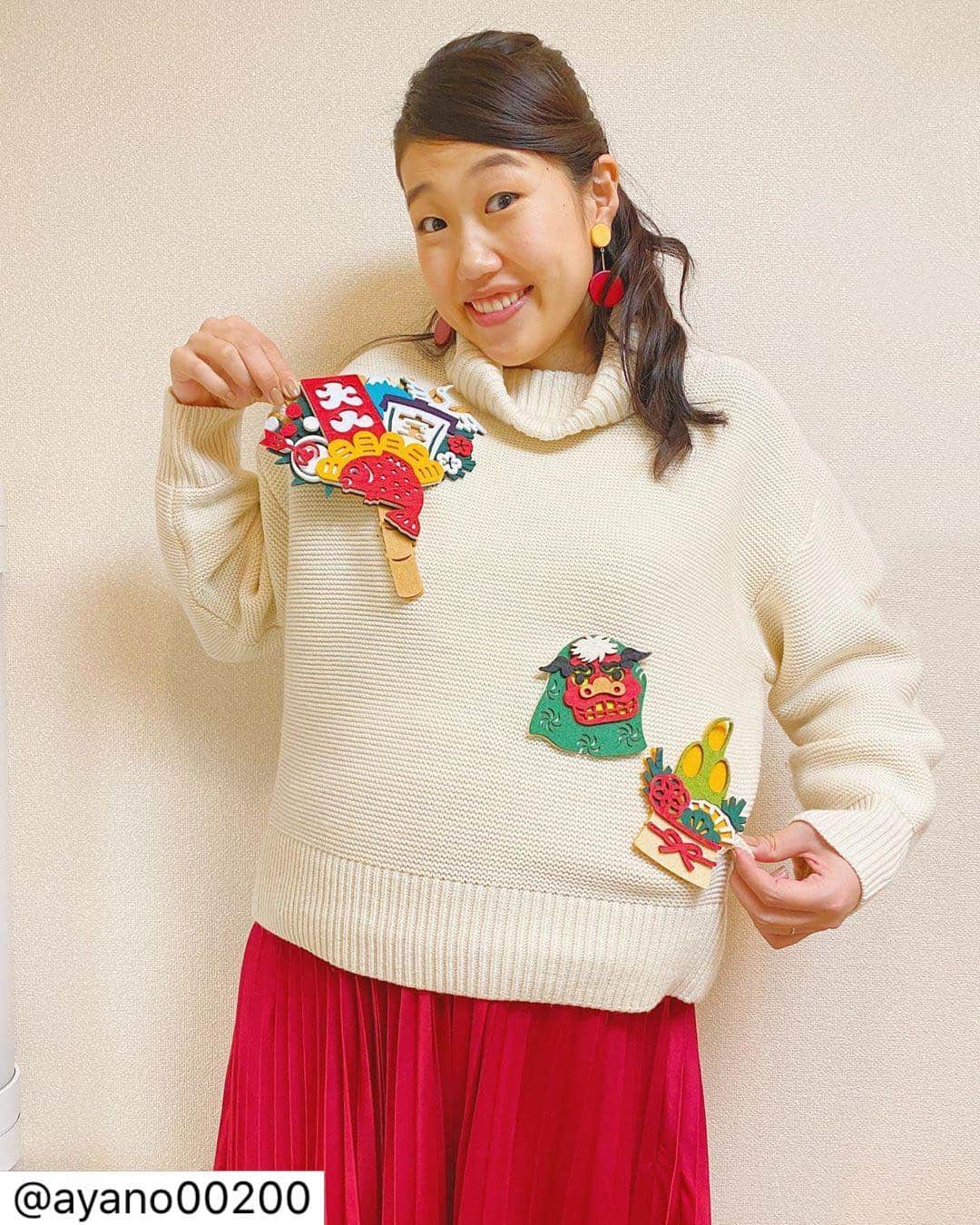 横澤夏子さんのインスタグラム写真 - (横澤夏子Instagram)「#お正月のアップリケを縫い付けてくれた彩乃さん @ayano00200  #いつもありがとうございますー！ #アップリケって言うのかな？ #すごく縁起が良さそうだったから #即座に着ましたーー！ #セーターに縫い付けると言う発想力〜 #すごすぎーーー #今年もよろしくお願いしますーー！ #うふ！  @ayano00200  明けましておめでとうございます㊗️ ・  今年の仕事納めは、なっちゃんとのお仕事でした😊 元旦だから、めでたい組み合わせ🎍⛩🎌 なっちゃんありがとう♡♡ ・ 2019年、本当に毎日充実していました。 周りの方々のお陰でこうして楽しく毎日過ごせている事に改めて感謝の気持ちでいっぱいです。 至らない所もありますが2020年も宜しくお願い致します。  2020.1.1 大瀧彩乃  #元旦」1月2日 10時15分 - yokosawa_natsuko