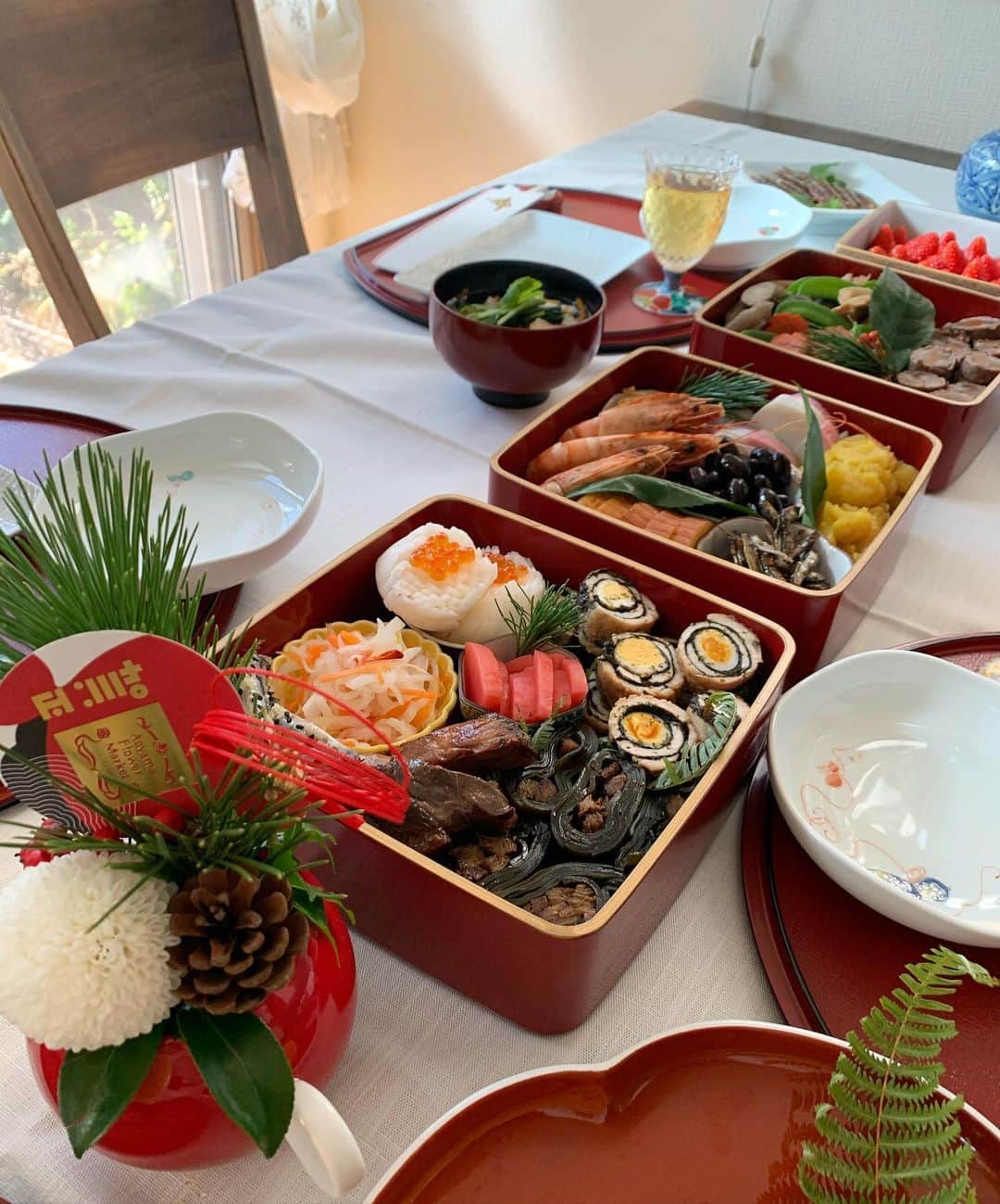 瀬間友里加のインスタグラム：「新年明けましておめでとうございます🌅🎍 2020年皆さまにとって素晴らしい1年になりますように✨健康に気を付けて色々なことにチャレンジしながら楽しく過ごせればと思います😊皆様どうぞ宜しくお願いします❤️元旦は実家のおせち🥰母がたくさん作ってくれました♪私はローストビーフ担当🙋‍♀️お詣りにも行けました☺️ #happynewyear #謹賀新年2020 #おせち」