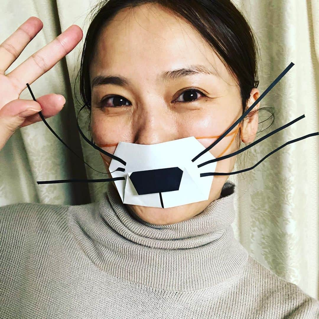 倉本康子さんのインスタグラム写真 - (倉本康子Instagram)「🌟 あけまして おめでとう ございまチュー🐹🐭㊗️🗻☀️🎉🙌 今年もよろしくお願い致しまチュー🐹 #姪っ子作の🐹のマウスマスク #あけましておめでとうございます  #あけましておめでとうございまチュー #あけおめことよろ #あけおめことよろでチュー」1月2日 10時24分 - yasuko_kuramoto_yakko