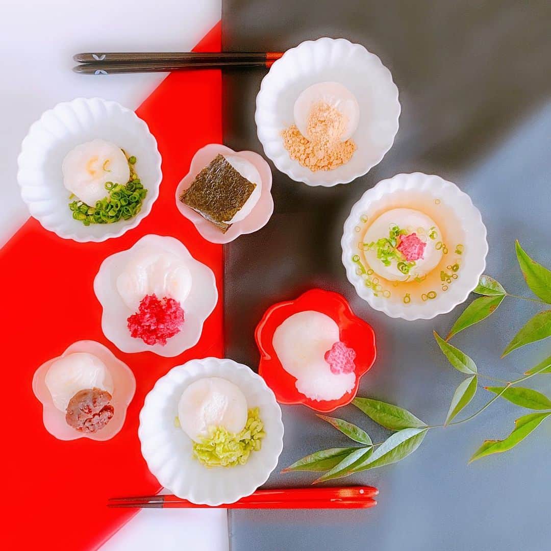 オイシックスさんのインスタグラム写真 - (オイシックスInstagram)「⠀ #お正月ごはん。 「#でわのもち」で作った #丸もち をお節風に 楽しむのはいかがですか〜i(o′∀′s)ix🎍 ⠀ 少しずつ色々なお味を楽しむことで食卓も豪華に！ ⠀ 🍀ネギとごま油、白だし﻿ 🍀きなこ﻿ 🍀あんこ﻿ 🍀#おすまし﻿ 🍀#海苔巻き﻿ 🍀#ずんだ餅﻿ 🍀紅大根と白だし﻿ 🍀大根おろしと白だし ⠀ Cook＆Photo by Oisixアンバサダー @migram370919 さん ＝ #Oisix #オイシックス #oisixのある生活 #Oisixでお正月 #Oisixでおうちごはん　#おうちごはん #お節 #お正月料理 #おもち #餅」1月2日 10時26分 - oisix