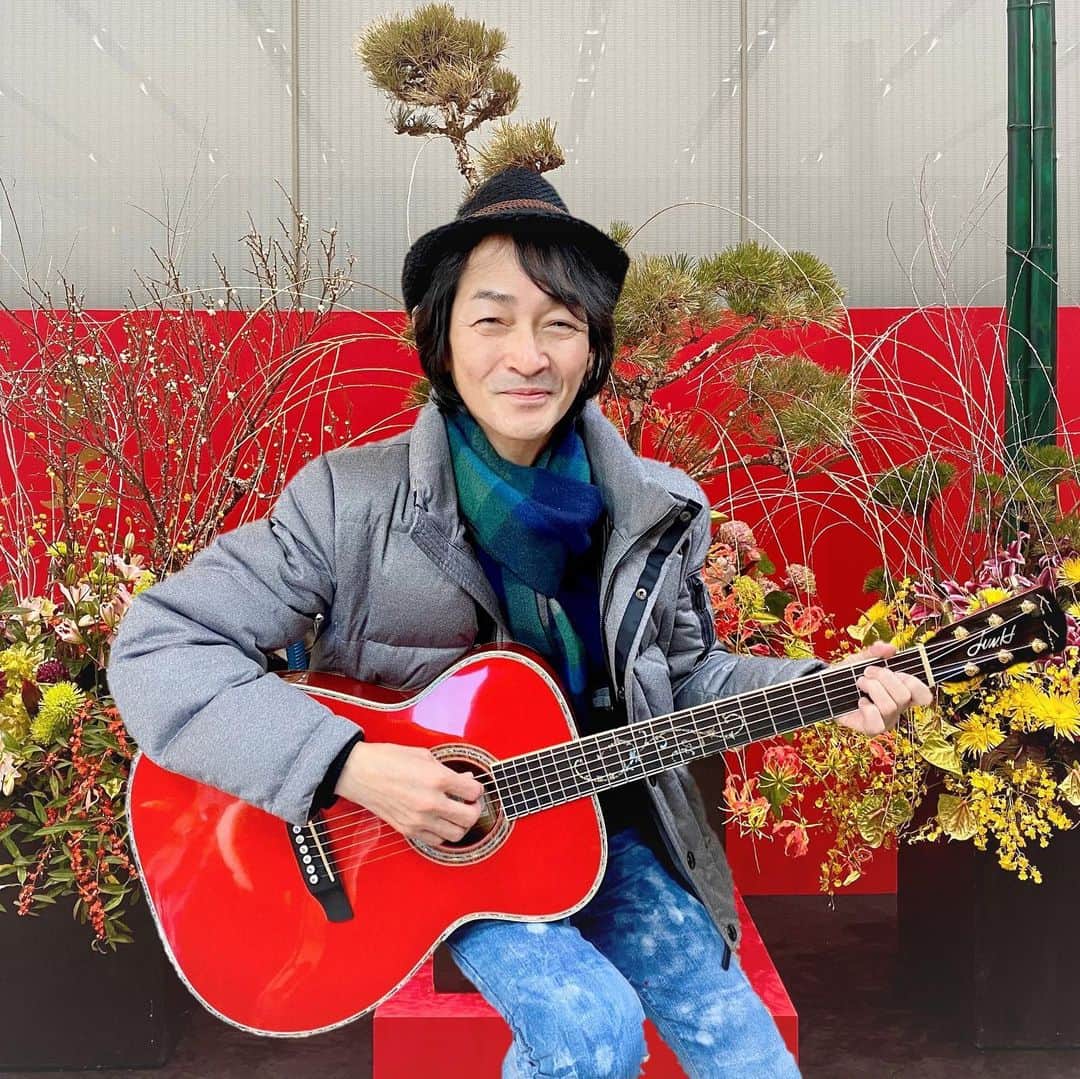 堀江淳のインスタグラム：「🎍新年あけましておめでとうございます🎍 還暦記念ギターが素敵に出来上がりました。 皆様の応援に😊ありがとう😊 このギターと共に日本中歌いに行きますよ🎶 今年もよろしくお願いします❗️」
