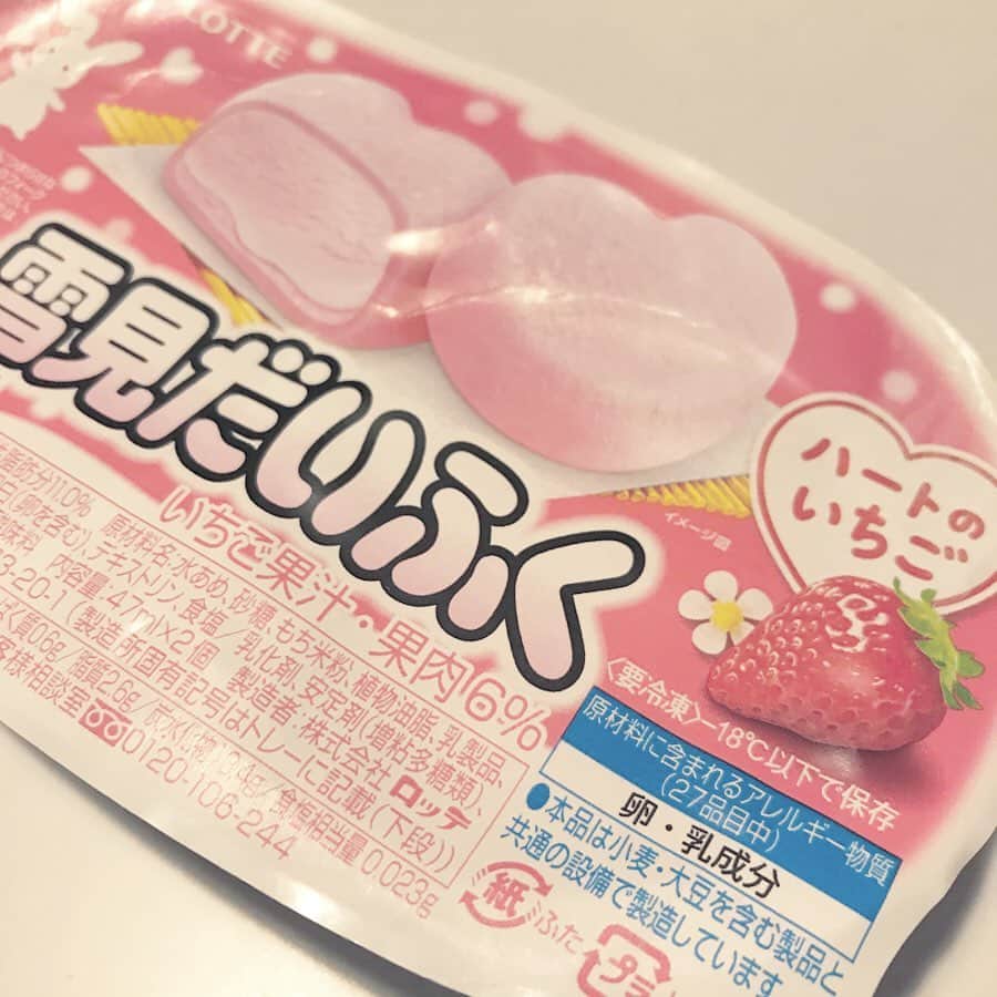 takuma watanabeのインスタグラム：「#雪見だいふく #いちご味 #苺 #🍓 #🐇 #🖤」