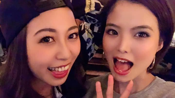 のインスタグラム：「. . . . あけましておめでとうございます🎍❤️ . . . . 今年の年越しも安定のGreenとliteで 安定のメンバーでめっちゃ楽しい年越しができました🌈 . 去年はたくさん旅行に行ったり大きい買い物したり🚗 良い時間とお金の使い方ができた1年だった思う♫ 少しは大人になったかなｗ 今年も旅行はたくさん行く！ そして今年の1番の目標は生活習慣を正すこと！ 自分に厳しい1年にする！ . 友達に先輩に彼氏。皆様がいてくれて幸せです私🥺 今年もよろしくお願いいたします🤲❤️ #2020年 #happynewyear」
