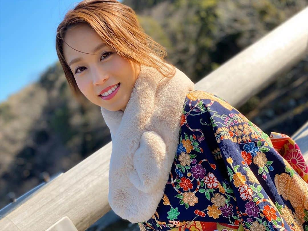 犬童美乃梨さんのインスタグラム写真 - (犬童美乃梨Instagram)「あけましておめでとうございます🎍2020年もよろしくお願い致します。周りの皆さんが毎日笑顔で過ごせますように。 . . . #2020 #伊勢神宮 #calenblosso 🥿 #和服 #着物 #日本 #お正月」1月2日 10時51分 - minudo