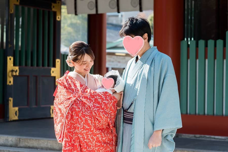 赤松麻里菜さんのインスタグラム写真 - (赤松麻里菜Instagram)「新年明けましておめでとうございます🎍✨ 今年は除夜の鐘を聴きながら新年を迎えました🌅 TVはもちろんジャニーズ…やっぱり山Pが一番好きです🤭🕺笑 ・ 写真は去年の1月にお宮参りとお食い初めをした時のもの📷✨ 当時は主人が駐在中だったので一時帰国のタイミングに合わせて行ったのですが、本当に風の強い寒い日で😨🌬 外での撮影を一瞬で終わらせたのを覚えています🏃‍♂️笑 ・ 今年も家族が健康で過ごせますように👨‍👩‍👧 皆様のご健康とご多幸を心よりお祈り申し上げます😊🙏 #新年のご挨拶 #2020 #お正月 #令和2年 #お宮参り #お食い初め #日枝神社 #東京芝とうふ屋うかい #着物 #kimono #女の子ママ」1月2日 10時55分 - marigram0726