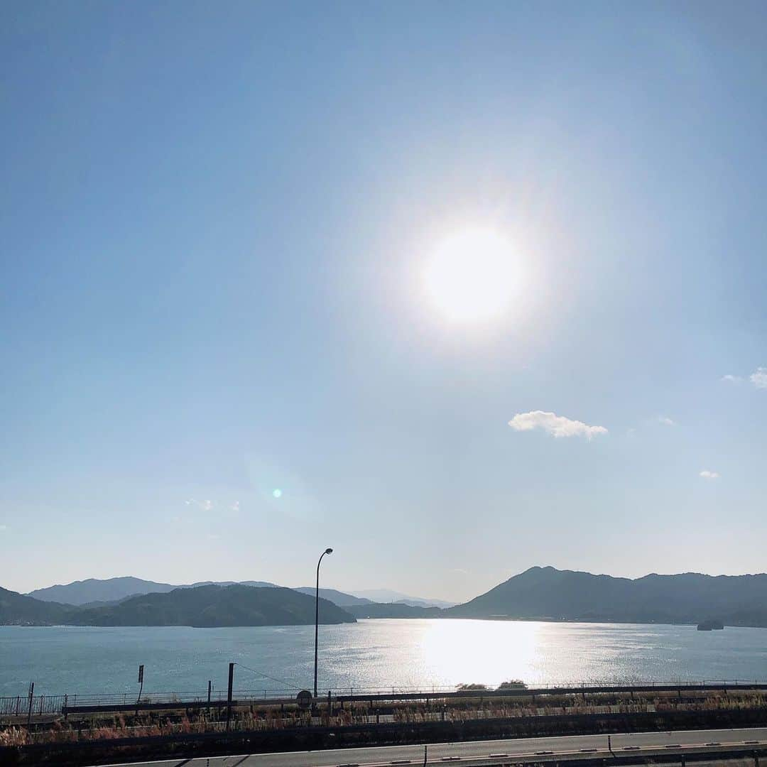 山内智恵さんのインスタグラム写真 - (山内智恵Instagram)「私の生まれた愛媛県今治市伯方島🏝 お墓参りもしてきたよ❣️ 海が眺められるお寺 大好きな場所✨です ・ 小学4年生まで島で暮らしてました💞 ・ 朝釣り行って🎣✨ お腹空いたら畑になってた みかんとイチヂクを採って食べてました🙌究極の自給自足の生活✨💗 ・ 今島に帰ると コンビニはあるし スーパーはあるし ドラックストアはあるし 便利になったなぁ🤔 ・ おばあちゃんが島の施設に いるので会いにいきました✨ ・ ボケて私のことを 覚えてないけど そんなおばあちゃんとなにげない 日常会話をするのが幸せです💞 ・ 島は発展し変わっていく 人は老いて子供にかえり 今までわたしならそれを悲しんだのだけれど、島の発展を喜び、 子供にかえり無邪気な祖母を 愛おしくさえ感じる☺️ ・ 覚えてくれてないことは そりゃ少し残念だけど 普通に何気ない会話が できることは本当に嬉しい💞🙏 ・ 小学校にも上がってない小さなわたしが、このお寺の長い階段を祖母たちに見守られながら、キャッキャッと登ったあの日をいまでも鮮明に覚えています☺️ ・ 感謝🙏💞 #山内智恵#マキ#マキろん#お正月#元旦#愛媛#しまなみ#しまなみ海道サイクリング #伯方島#伯方の塩#お寺#お墓参り#おばあちゃん #ボケて #ボケますからよろしくお願いします#ノンフィクション #感謝」1月2日 11時01分 - chie_yamauchi