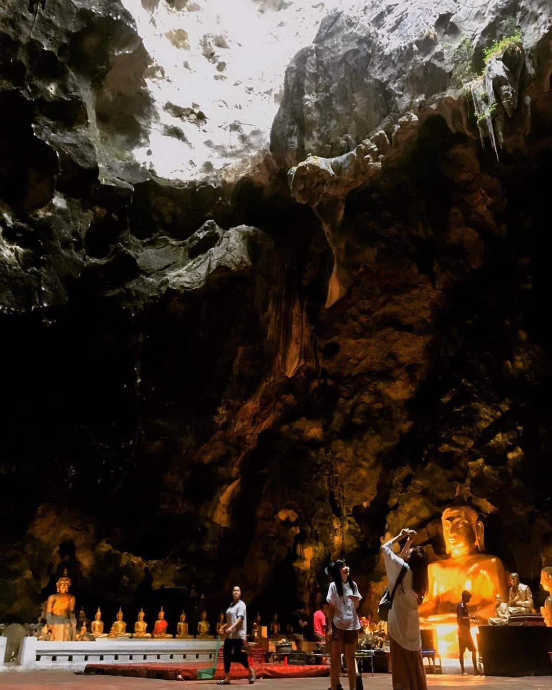 新井利佳さんのインスタグラム写真 - (新井利佳Instagram)「#huahin #Thailand #huahintrip #wat #temple🙏 #Buddha #culture #healing #thailandtravel #cave #newyear #2020 #hope #wish #nature #holiday #新年快乐 #新年新希望 #廟 #泰國 #泰國自由行 #華欣 #鍾乳洞 #自然美 #自然美景 #拜年 #ホアヒン #タイ生活 #初詣 #khaoluangcave  わんちゃんもキャリーバッグに入れて、私の他にももう1人犬連れで来てました🐶 洞窟の中の野良犬も気持ちよさそうに寝てました😂」1月2日 11時08分 - rika.arai