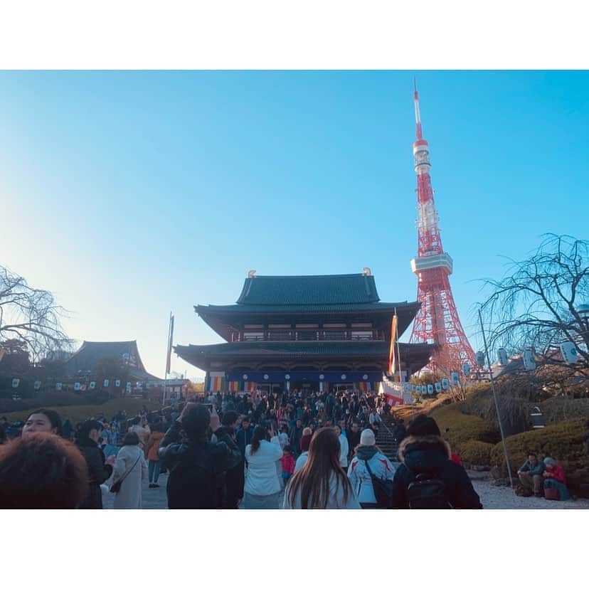 高原愛のインスタグラム：「明けましておめでとうございます🎍⛩🌅 今年も健康に新年を迎える事ができました。去年、愛犬のモモと出会い新年を一緒に迎える事ができ、去年は沢山のサポートのお陰で新しいお仕事にもチャレンジすることができました。皆様、ありがとうございます。もうすぐ私は30歳になります。このお正月はどんな一年にしていきたいかじっくり考えて家族とのんびり過ごします😊 今年もどうぞ宜しくお願い申し上げます🌅  #happynewyear#hello2020#2020#謹賀新年#🎍#💓」