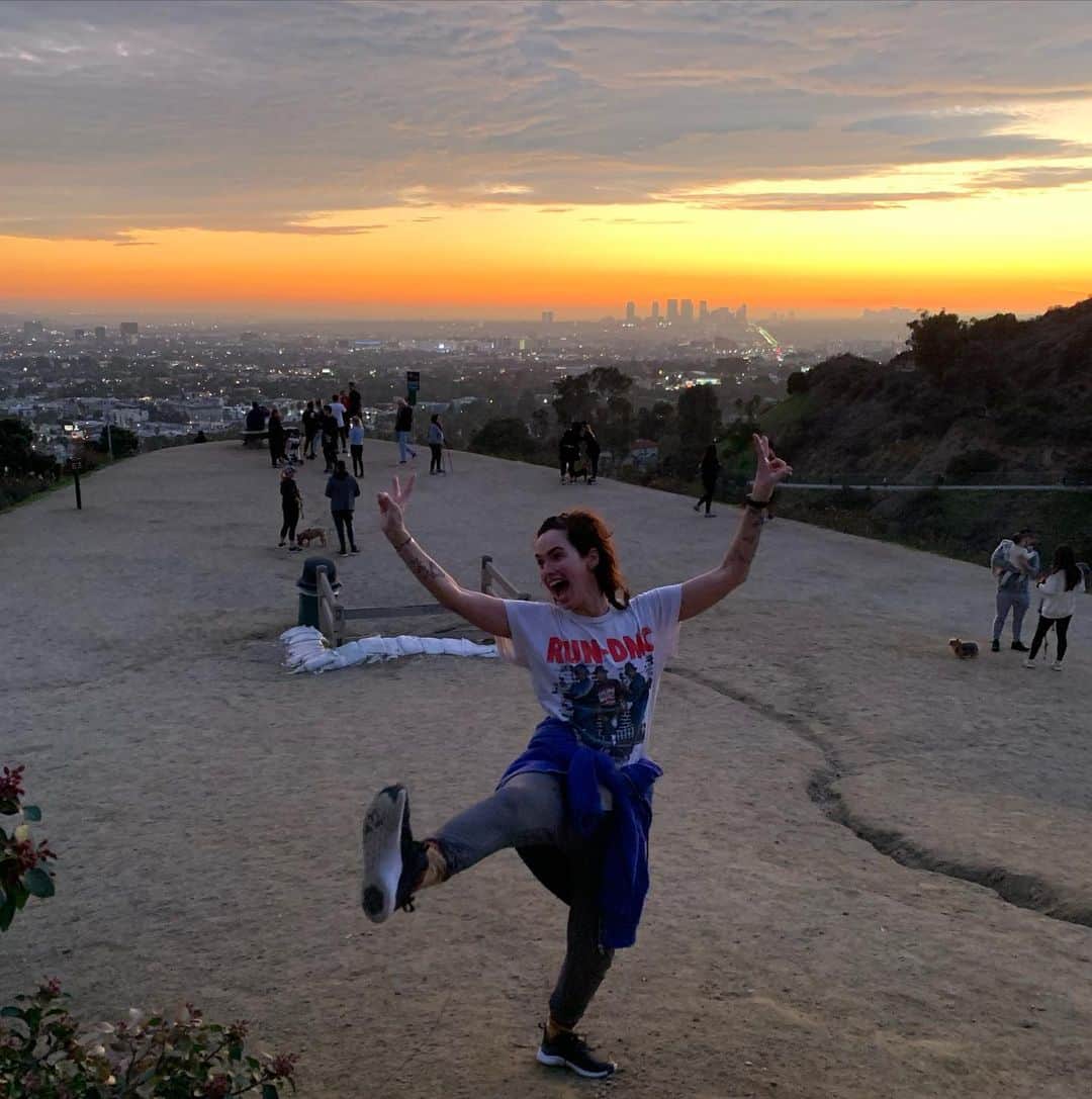 レナ・ヘディのインスタグラム：「January 1st. Sunset hike. Intention set under the moooooooooooonahhhhh 🔮🔮🔮🔮🔮🔮⭐️」