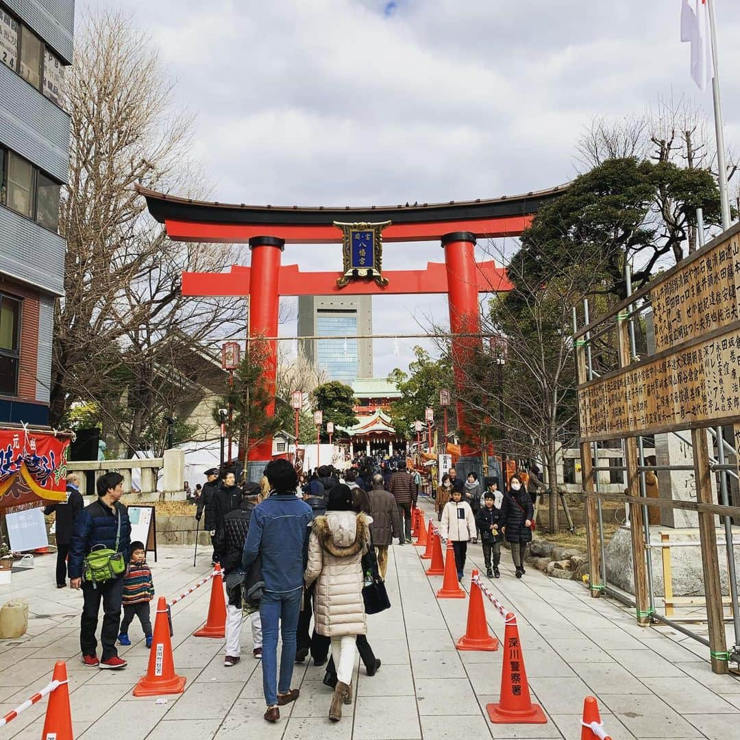 光永亮太さんのインスタグラム写真 - (光永亮太Instagram)「年末年始の仕事を終え、初詣と厄除けに。 これ食べないと新しい一年が明けた気がしない。  #富岡八幡宮 #初詣 #厄除け #前厄 #数えで41歳になるの知らなかった #餡餅 #シャーピン #餃子を平べったくした感じのやーつ #富岡八幡宮名物」1月2日 11時28分 - mitsunagaryota