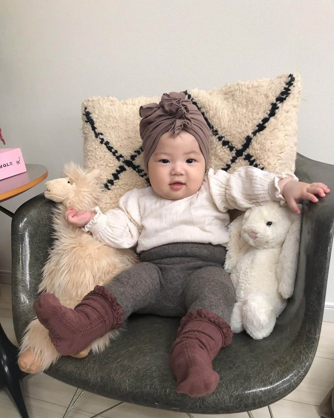 濱中鮎子のインスタグラム：「今日もハイウエストでお正月します。  #お嬢とファッション #この椅子で定点観測 #私もそのカシミアパンツ欲しい羨ましい」