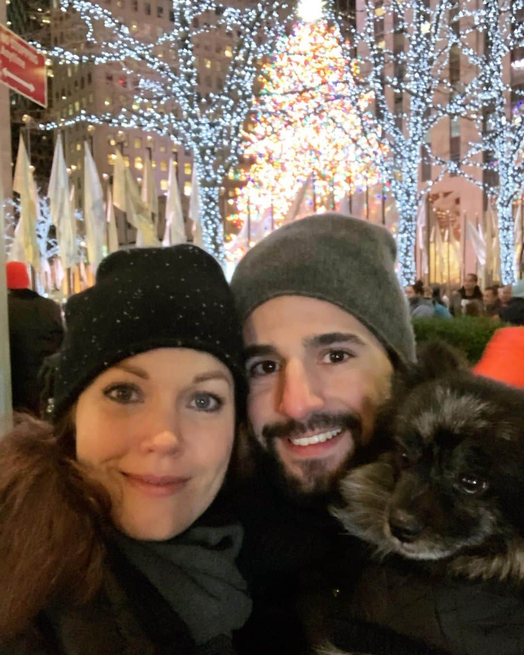 ベラミー・ヤングさんのインスタグラム写真 - (ベラミー・ヤングInstagram)「Been a little under the weather, but ventured out today to greet the new year with my two favorite fellas. Hope you guys are starting off the decade with the ones you love too! Happy New Year! ❤️🎉❤️🎉❤️」1月2日 11時45分 - bellamyyoung