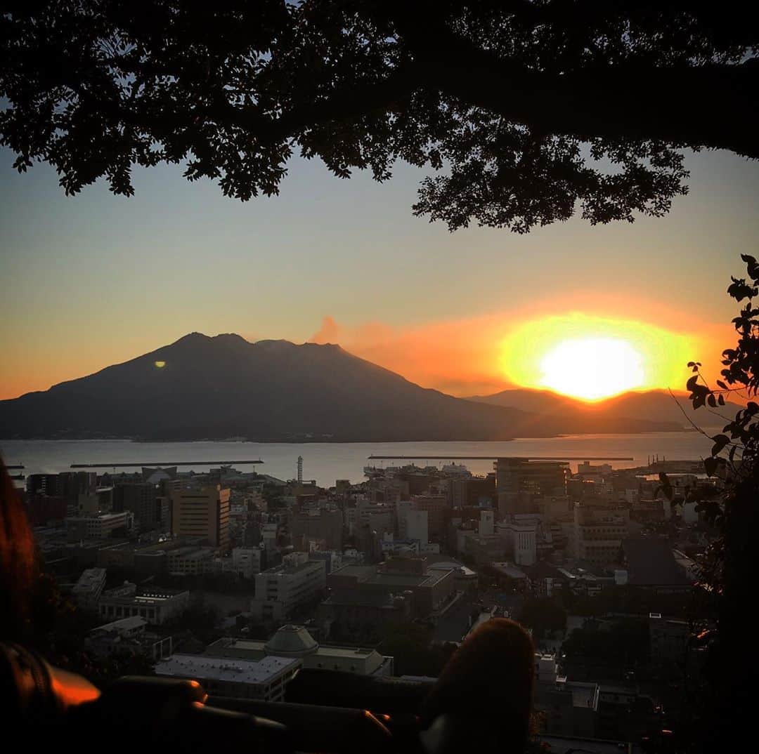 下山英哉さんのインスタグラム写真 - (下山英哉Instagram)「あけまして おめでとうございます！  令和初の日の出取材でスタート  今年もよろしくお願いします！  #初日の出 #令和初 #令和2年  #城山展望台  #桜島 #鹿児島市 #日の出時刻 #7時17分  #岩重カメラマン #下山英哉」1月2日 11時40分 - shimoyama.hideya