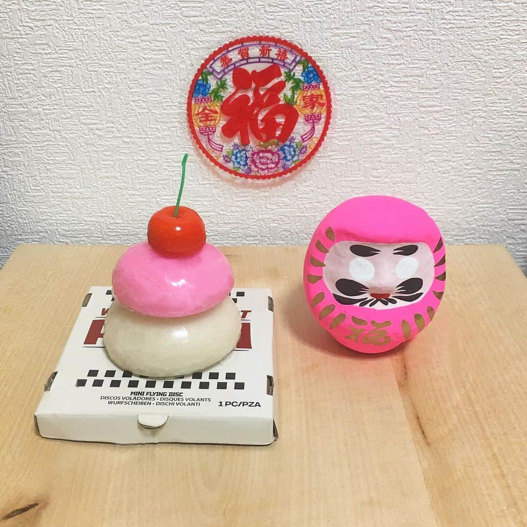 Momoさんのインスタグラム写真 - (MomoInstagram)「🍒🎍2020🎍🍒 あけましておめでとうございます🌟 ㅤㅤㅤㅤㅤㅤㅤㅤㅤㅤ 初詣で買っただるま ピンクは恋愛に効くらしい...！ 何お願いしよかなーぁ🥰笑 ㅤㅤㅤㅤㅤㅤㅤㅤㅤㅤ 今年もどうぞよろしくお願いいたします💋 皆さんにとって福が多い一年となりますように🍀🌈🌟 ㅤㅤㅤㅤㅤㅤㅤㅤㅤㅤ  #🍒 #🎍 #🧧#⛩ #🌅 #🎌 #🍒 #🎍 #🧧#⛩ #🐭 #あけましておめでとうございます #謹賀新年 #恭賀新嬉 #2020 #happynewyear #akomeya #akomeyatokyo  #鏡餅 #だるま #達磨 #正月飾り #正月 #口取り  #🍒 #🎍 #🧧#⛩ #🌅 #🎌 #🍒 #🎍 #🧧#⛩ #🐭」1月2日 11時41分 - m_o_m_o_e