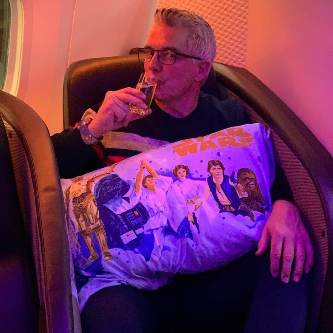 ジョン・バロウマンさんのインスタグラム写真 - (ジョン・バロウマンInstagram)「Home for the next 10 hours on @virginatlantic #lax to #london #barrowbadger is on his way @dancingonice jb」1月2日 11時44分 - johnscotbarrowman