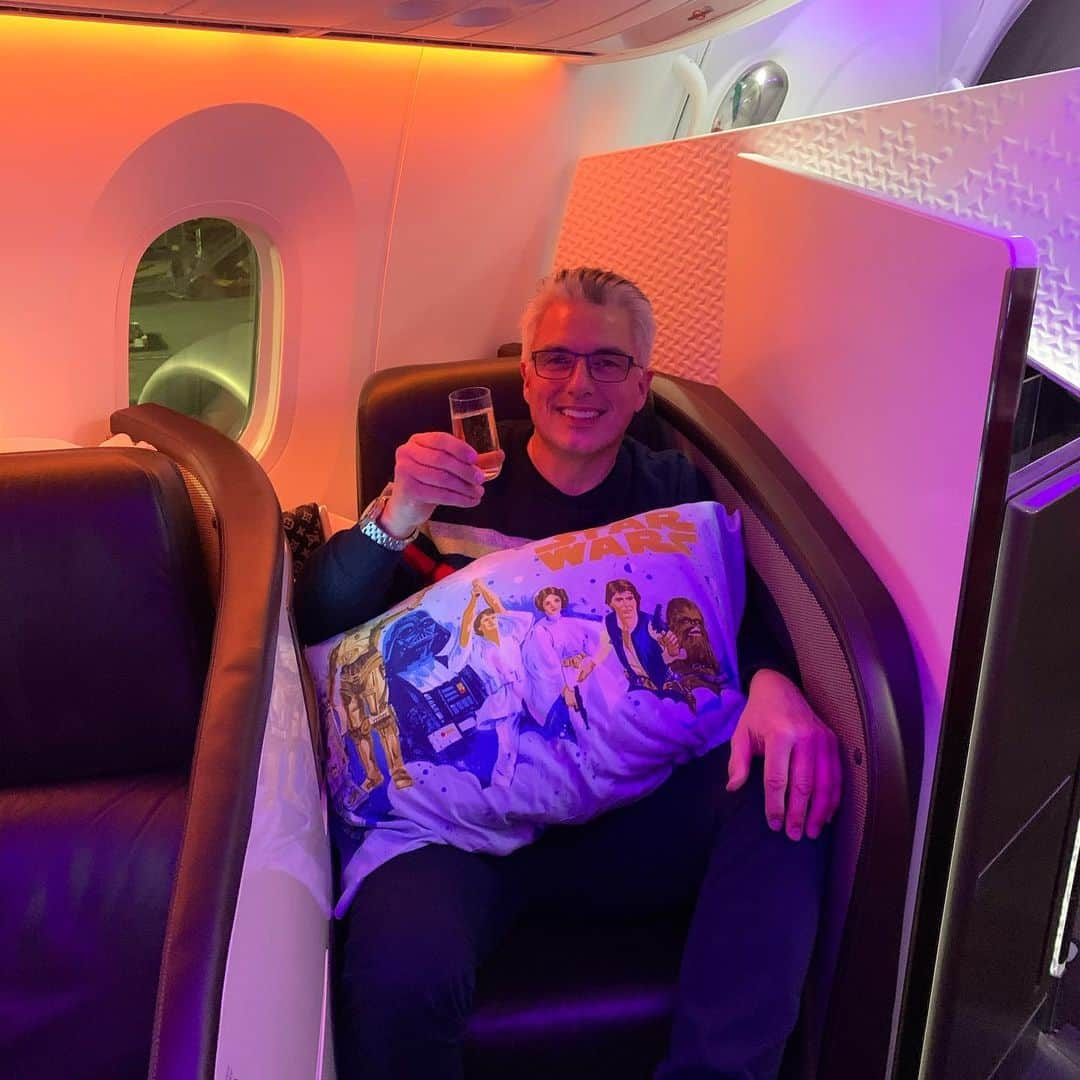 ジョン・バロウマンさんのインスタグラム写真 - (ジョン・バロウマンInstagram)「Home for the next 10 hours on @virginatlantic #lax to #london #barrowbadger is on his way @dancingonice jb」1月2日 11時44分 - johnscotbarrowman