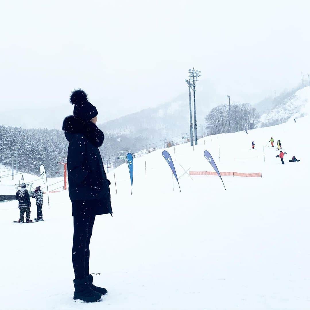 山城葉子さんのインスタグラム写真 - (山城葉子Instagram)「. ニセコで過ごすお正月 毎日温泉入って 毎日美味しいもの食べて 子供たちのスキーの上達も見れて 大満足の6days❄️❄️❄️ . また来月に❄️ ニセコ大好き」1月2日 11時55分 - yokoyamashiro